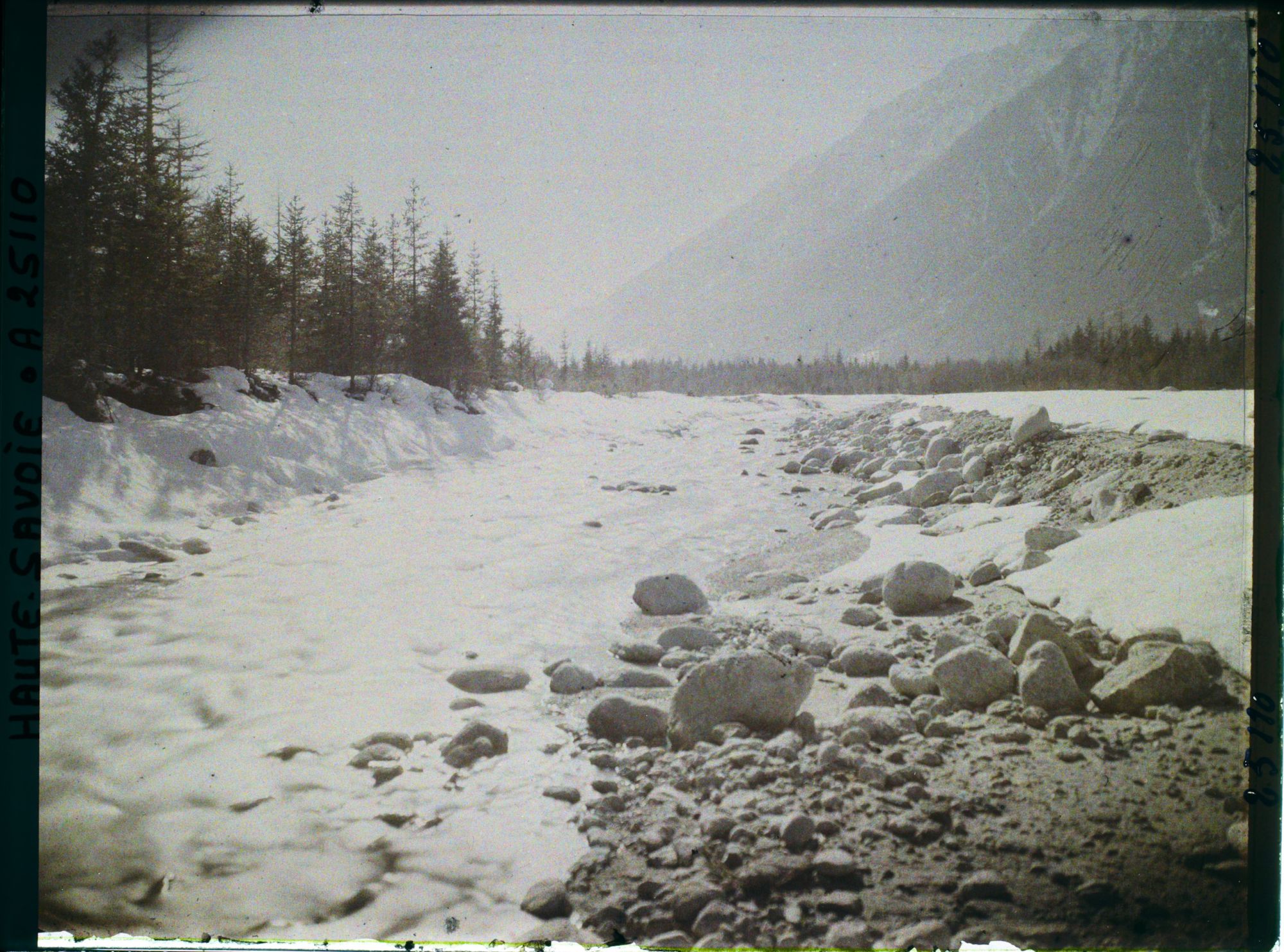 Image représentant France Les Alpes, Vallée de Chamonix, Contre-jour s/ l'Arveyron à 200m de sa Source