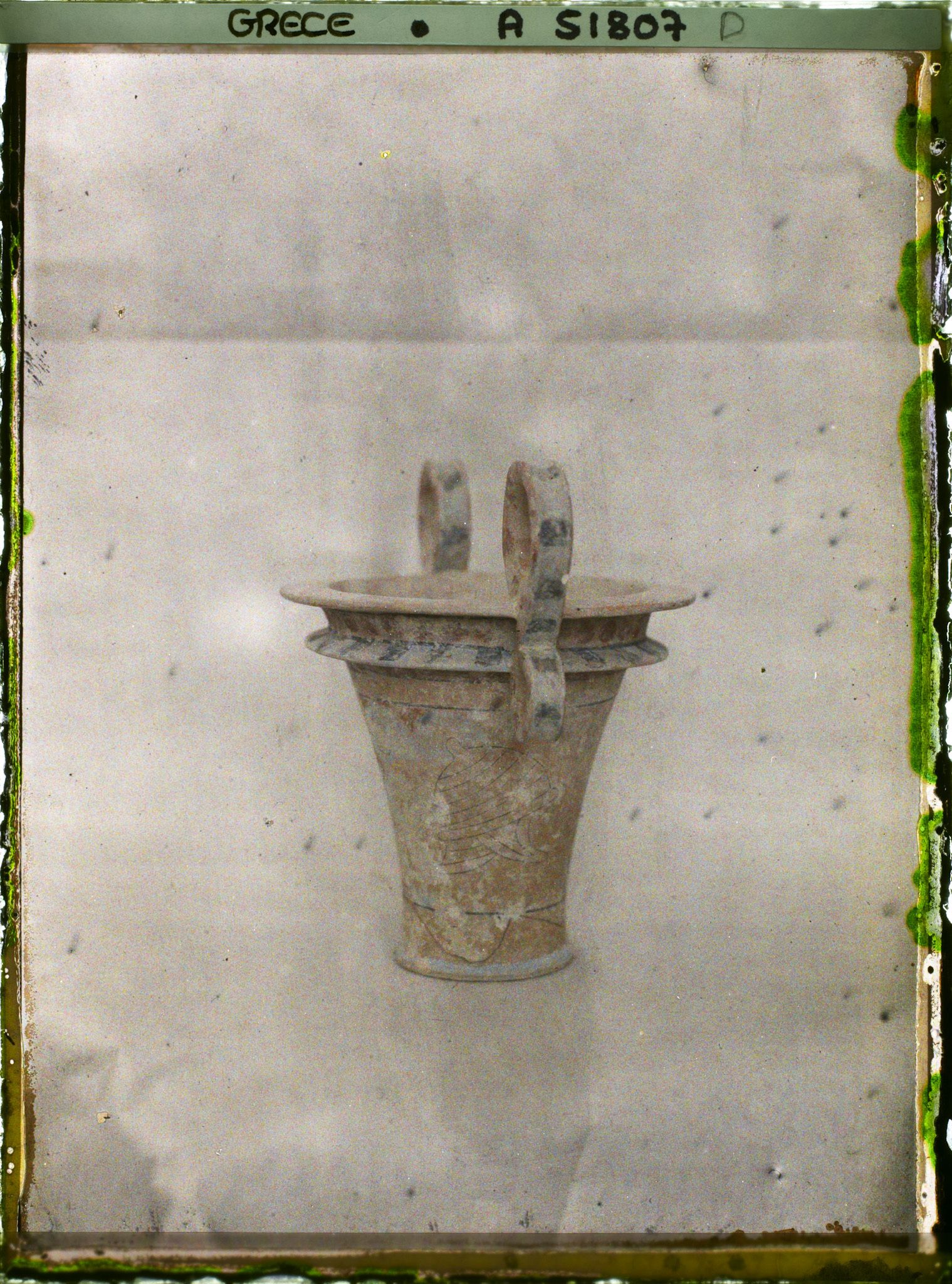 Image représentant Musée archéologique - Vase à anses à décor peint (représentant un casque) provenant de la tombe royale d'Isopata près de Cnossos