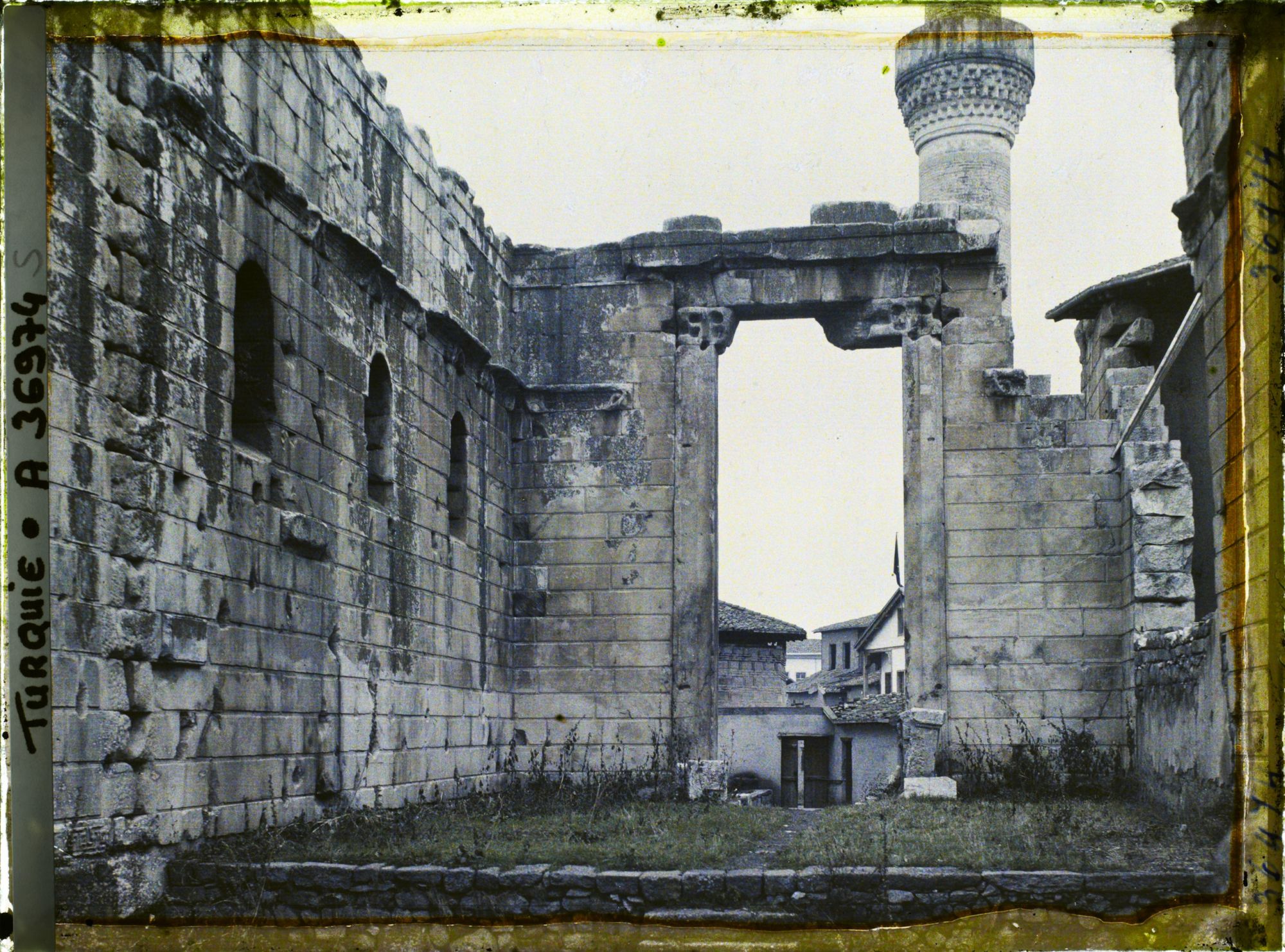 Image représentant Vue intérieure de la porte d'entrée du temple d'Auguste et de Rome