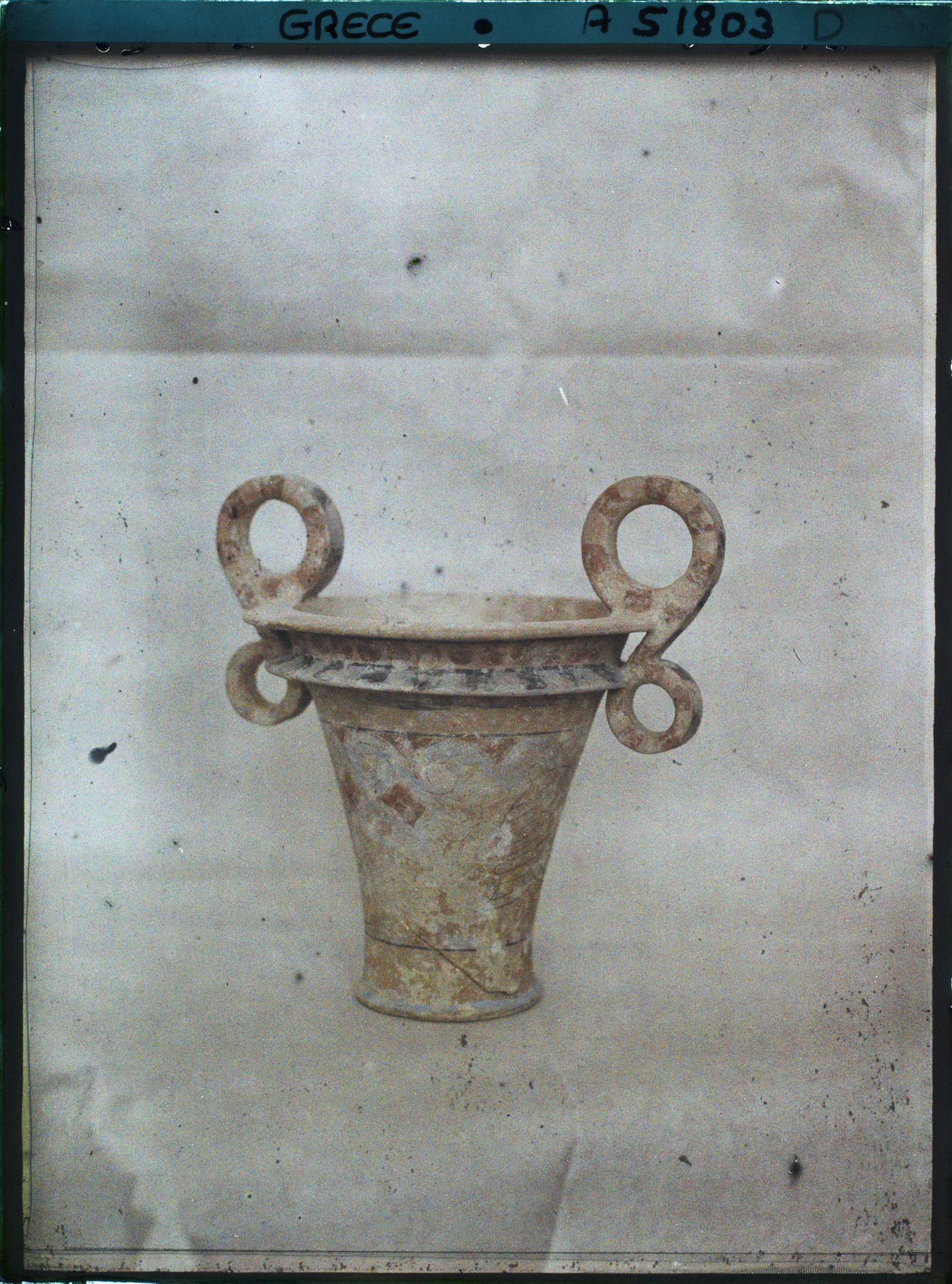 Image représentant Musée archéologique - Vase à anses à décor peint (représentant un casque ?) provenant de la tombe royale d'Isopata, près de Cnossos