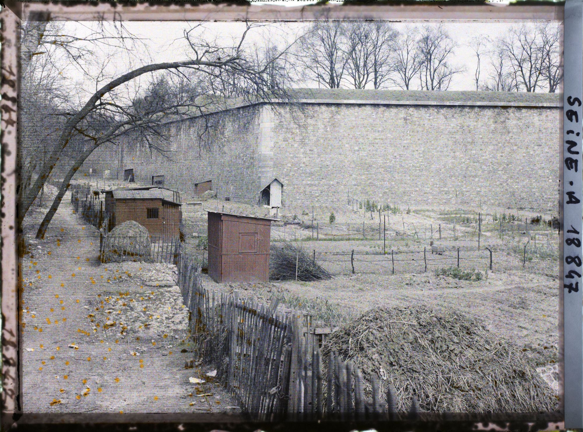Image représentant Les jardins ouvriers aux pieds des fortifications, à la porte d'Auteuil