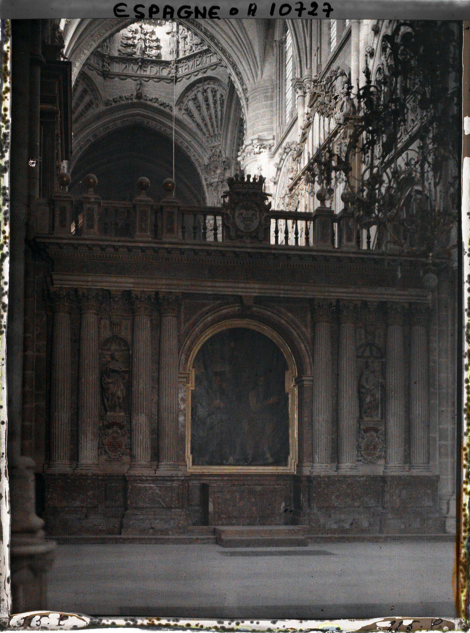 Image représentant Espagne, Burgos, La cathédrale de Burgos ; vue prise du fond de l'Eglise sur la nef centrale