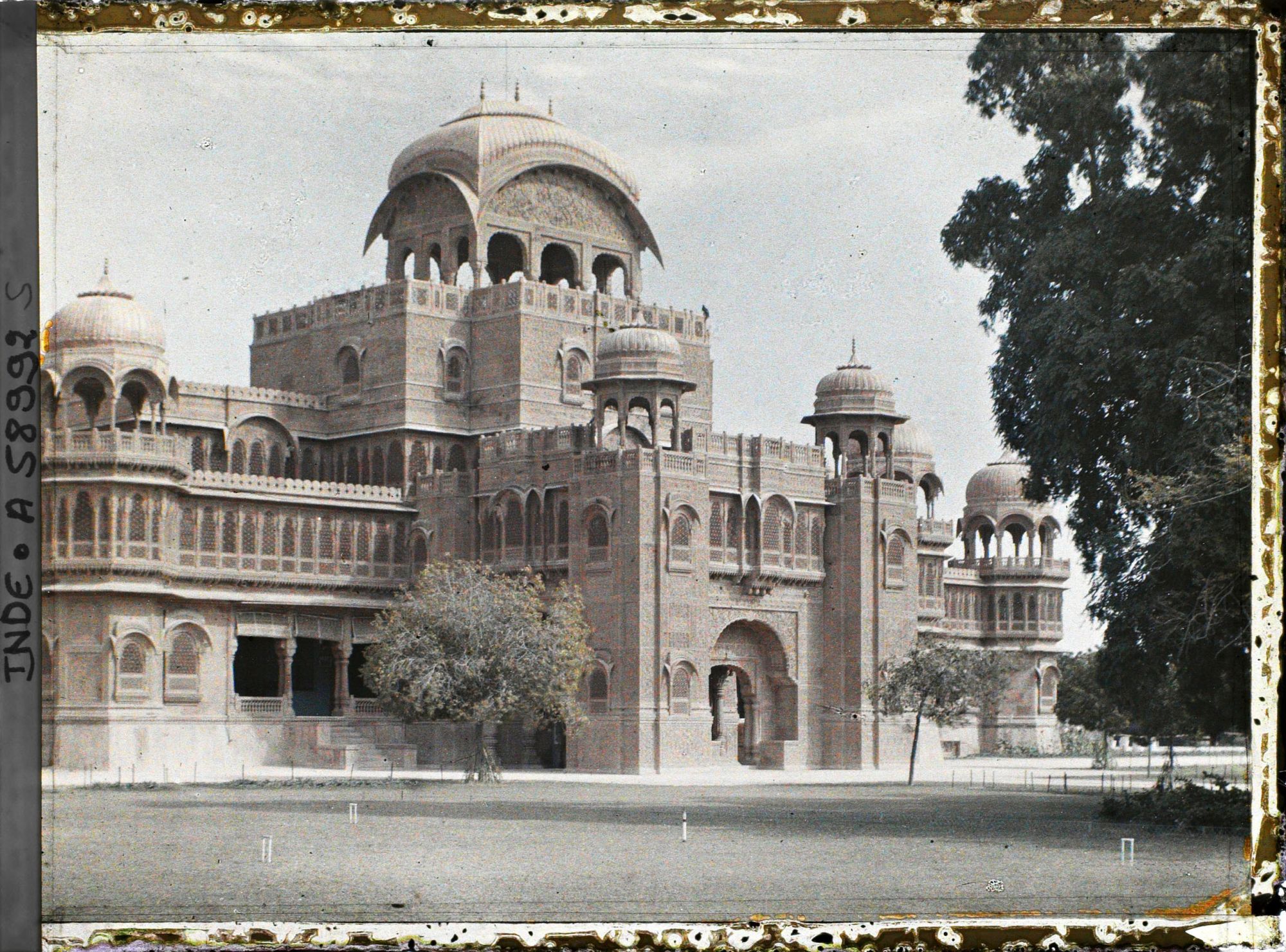 Image représentant L'entrée du palais de Lallgarh