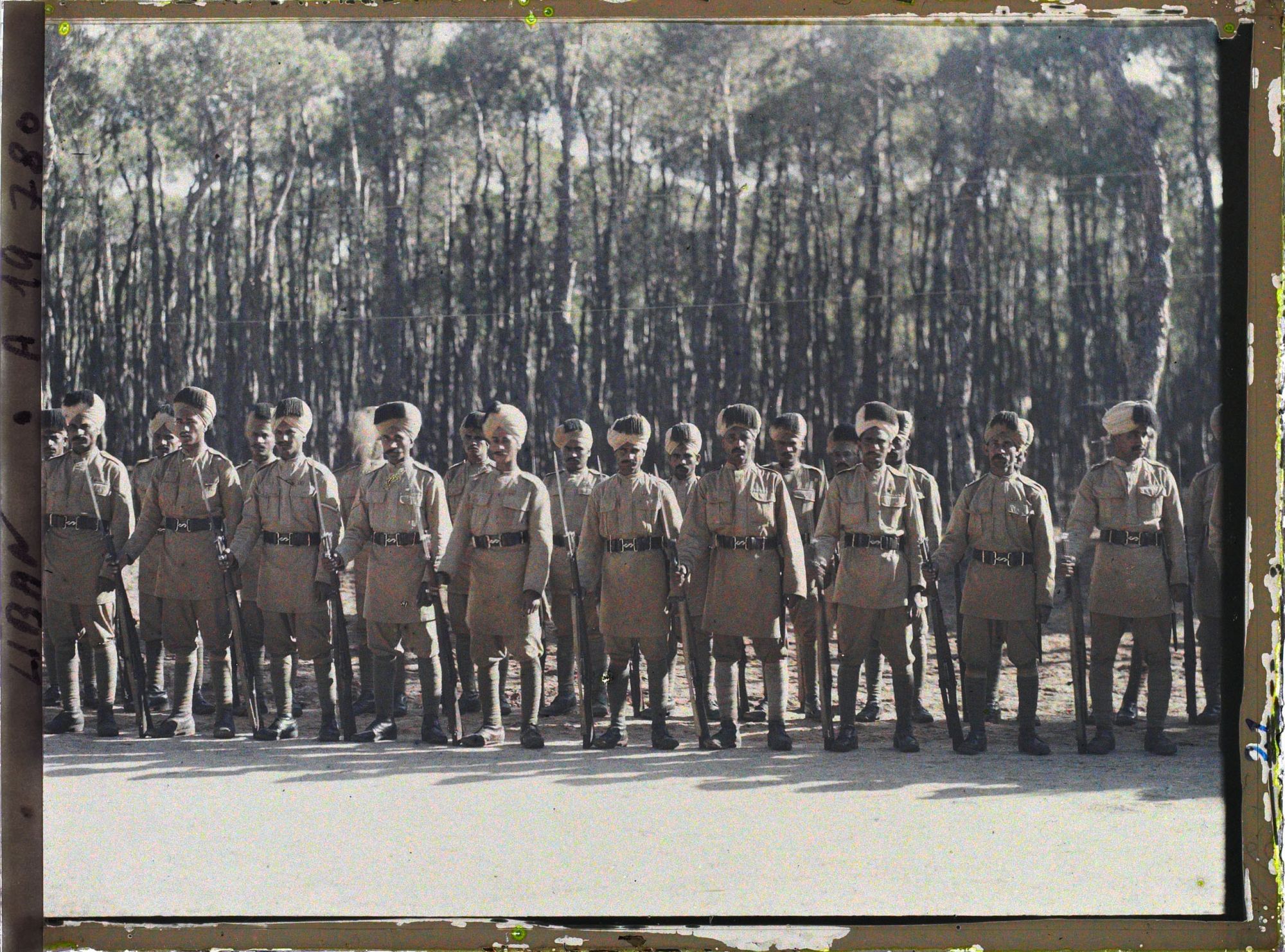 Image représentant Soldats indiens de l'armée britannique alliée passées en revue au bois des Pins par le général Gouraud, haut-commissaire de la République française
