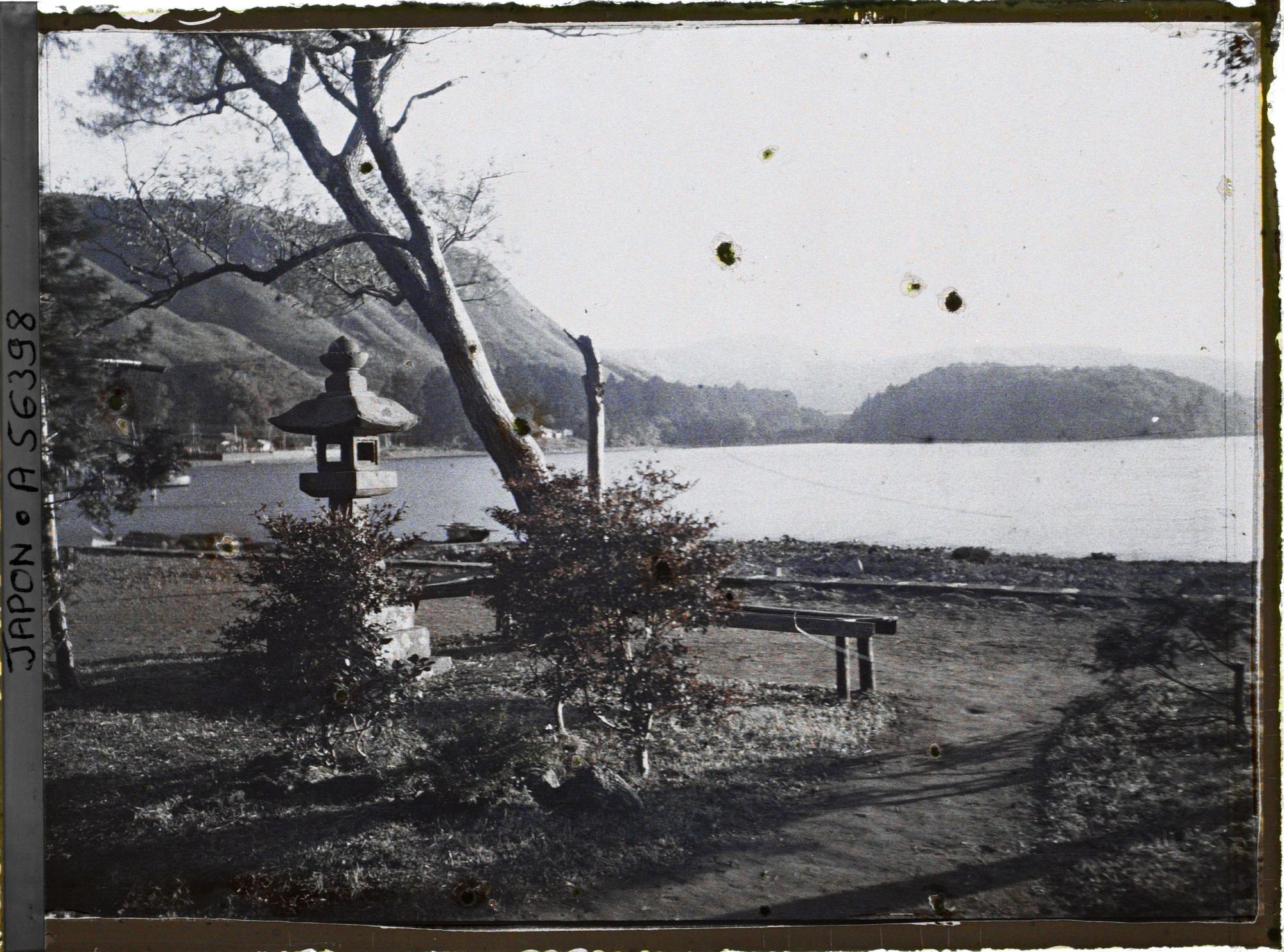 Image représentant Lac Ashinoko (Lac des Roseaux), lanterne de pierre sur le rivage proche du temple Hakone-jinja