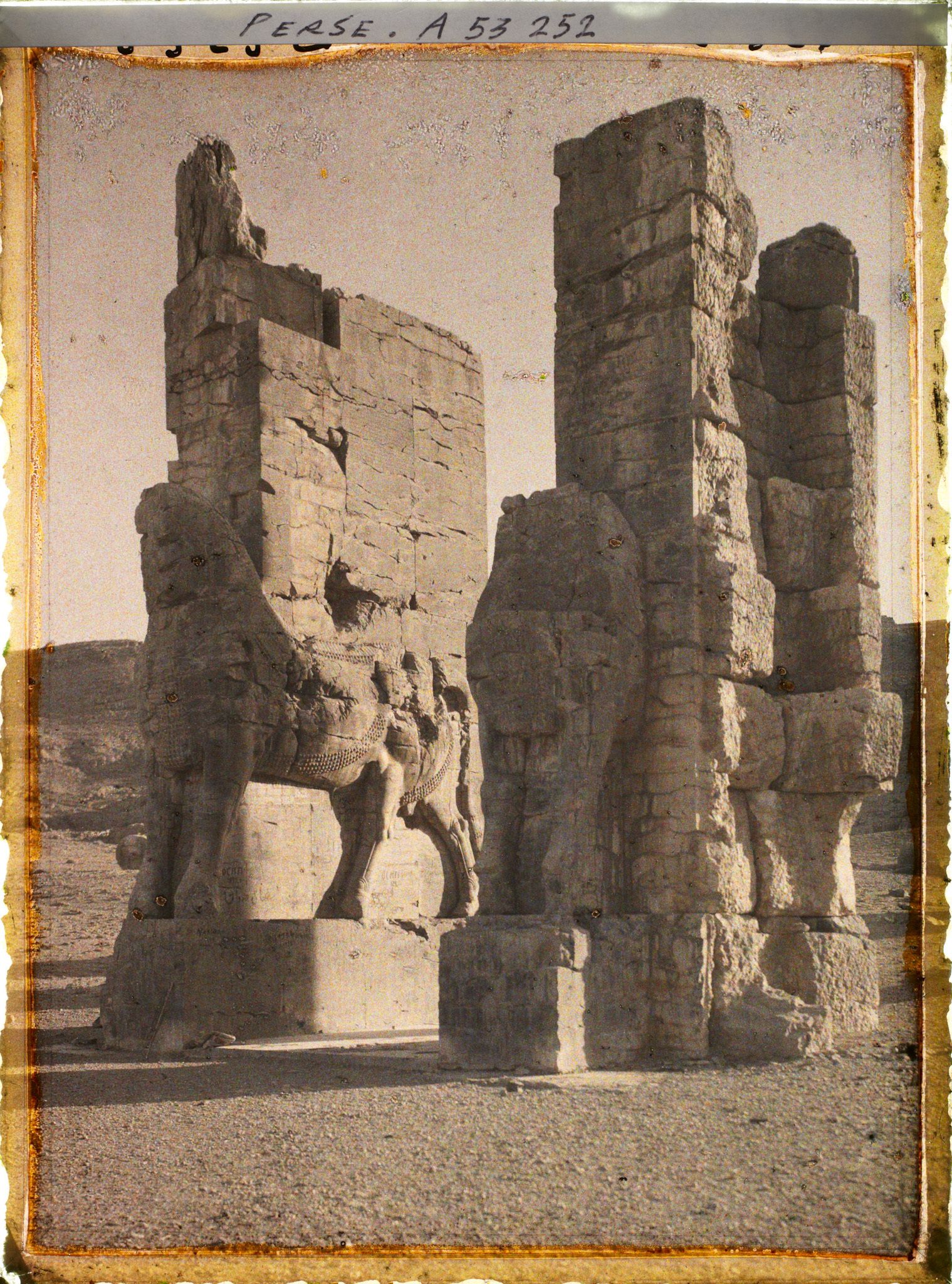 Image représentant Pilier ouest de la porte de Xerxès ou porte de toutes les Nations