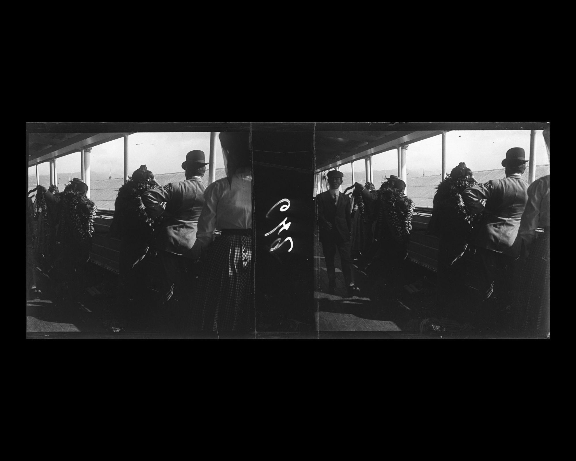 Image représentant Passagers des 1eres classes portants des guirlandes de fleur au moment du départ du navire