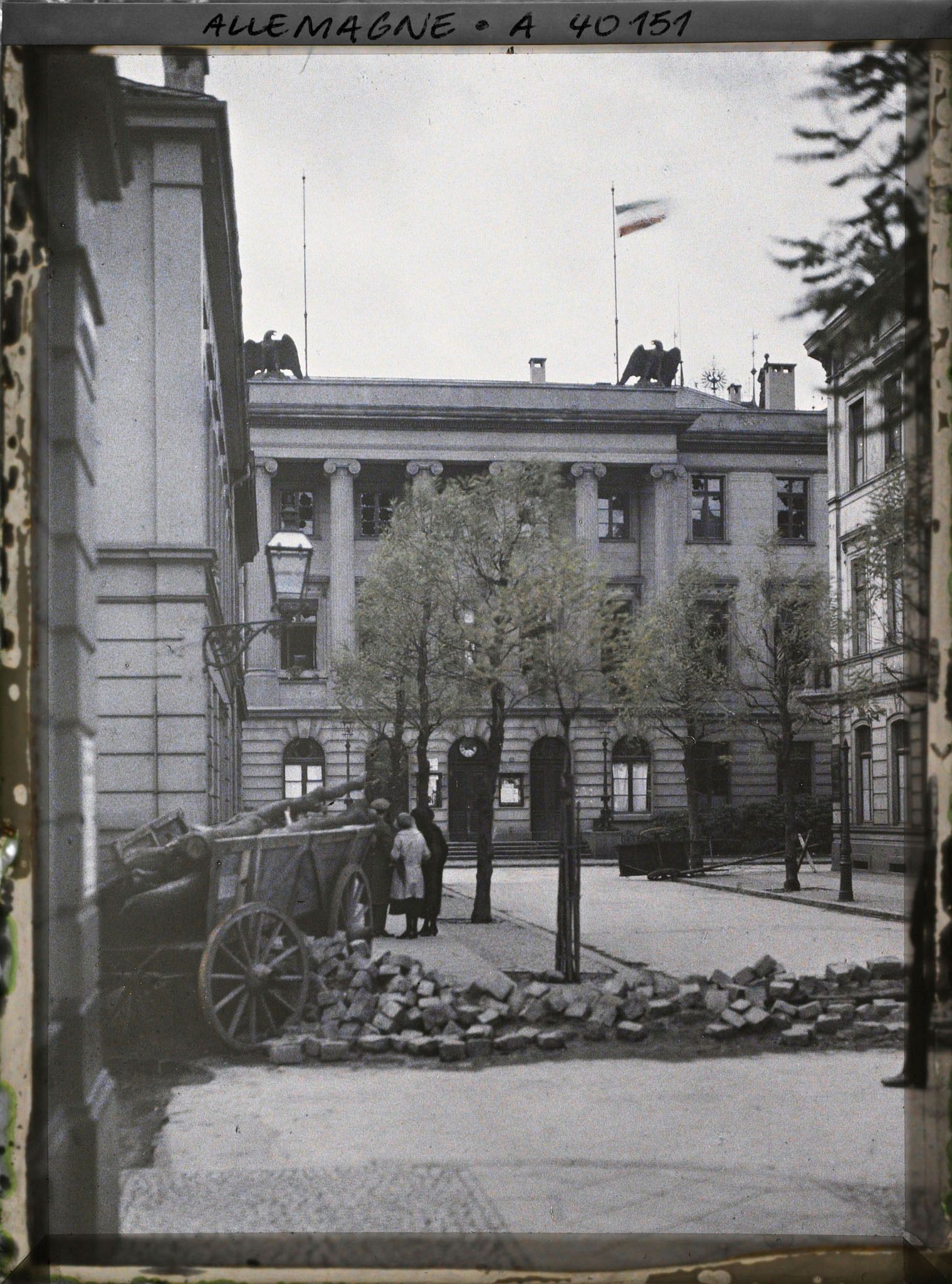Image représentant Prusse, Crefeld, Hôtel de la ville et Drapeau