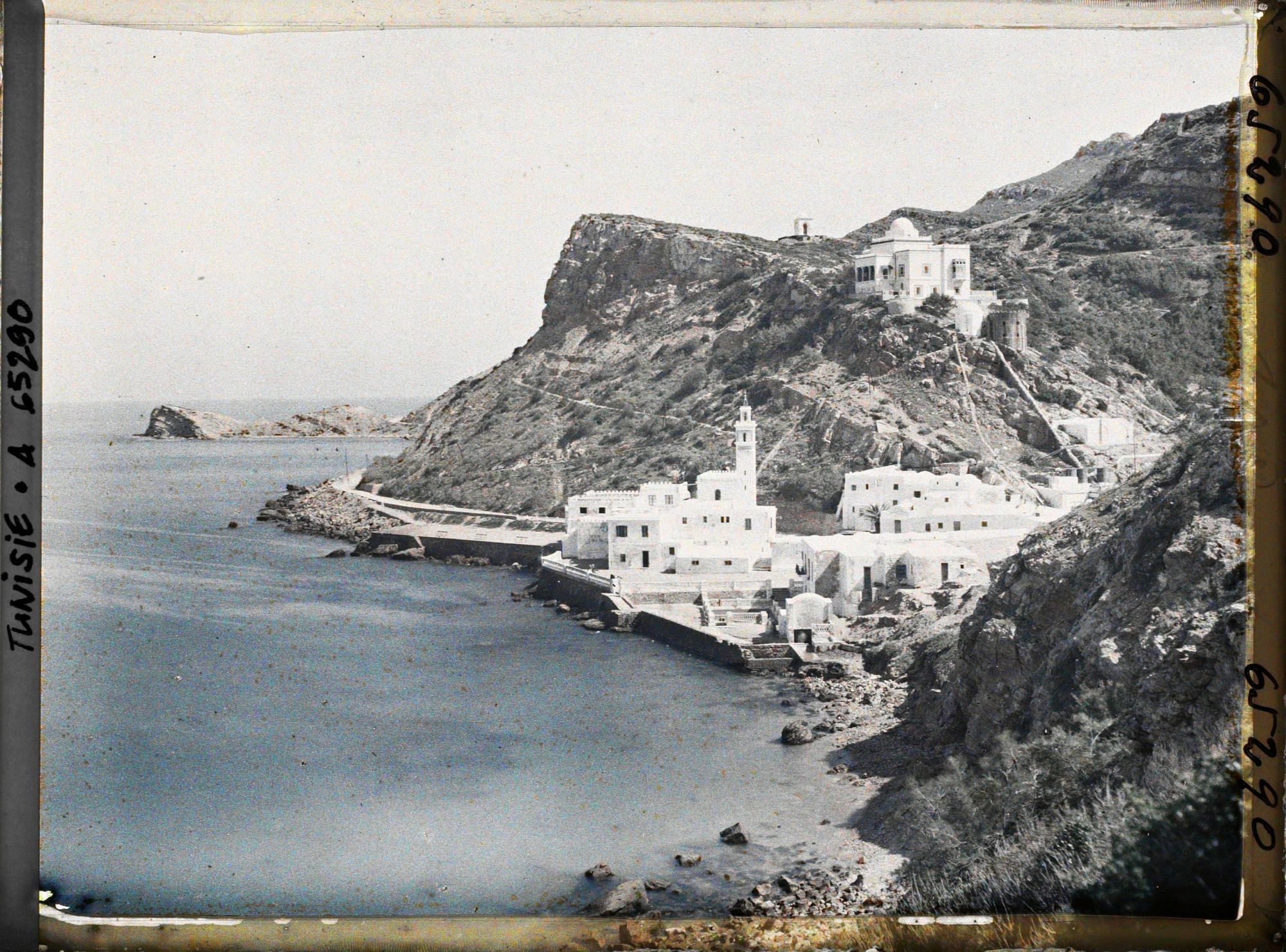 Image représentant Vue panoramique sur les falaises, les établissements thermaux et hôteliers