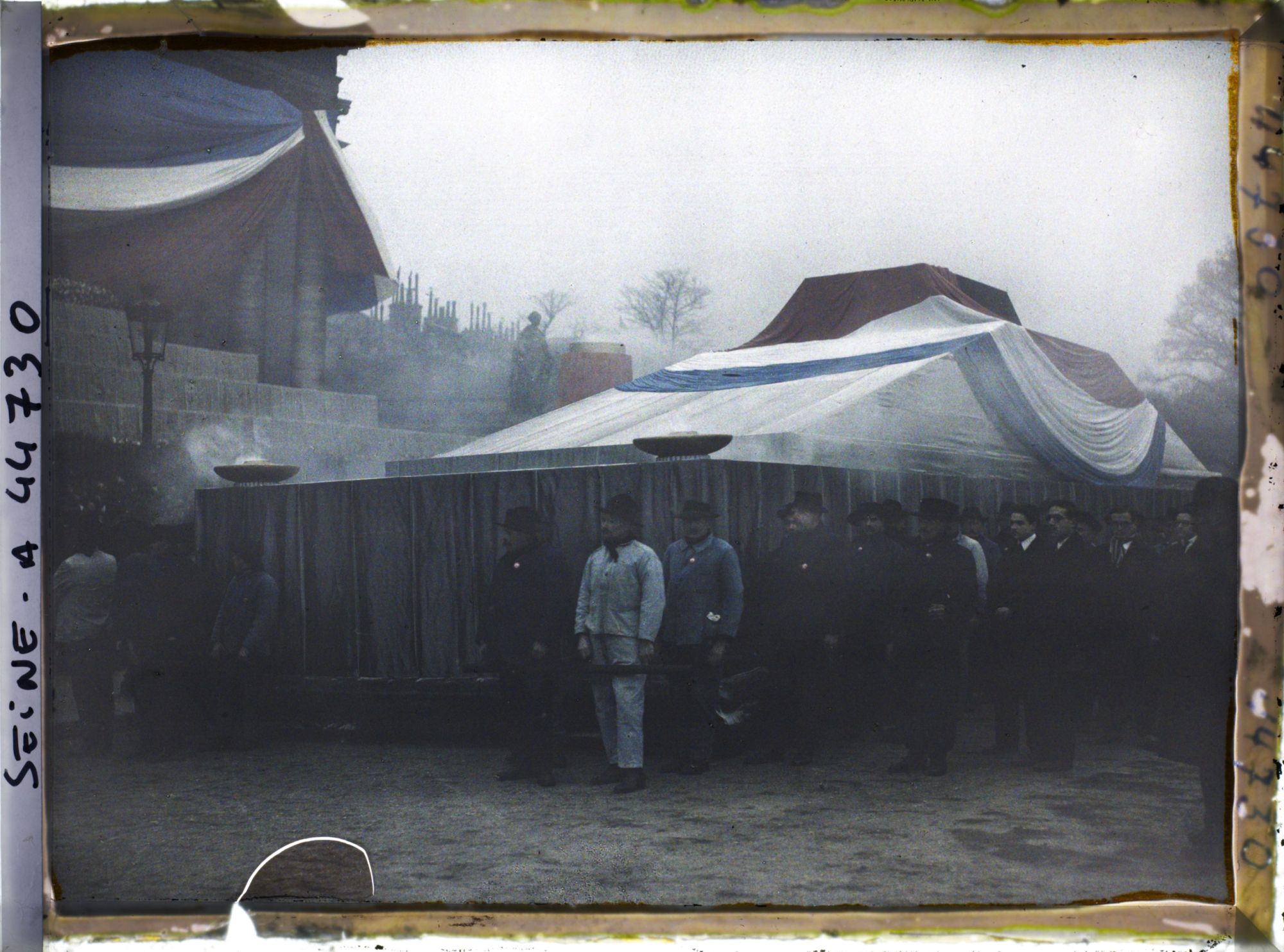 Image représentant Les mineurs de Carmaux autour du cercueil de Jaurès devant la Chambre des députés, pour la translation de ses cendres au Panthéon