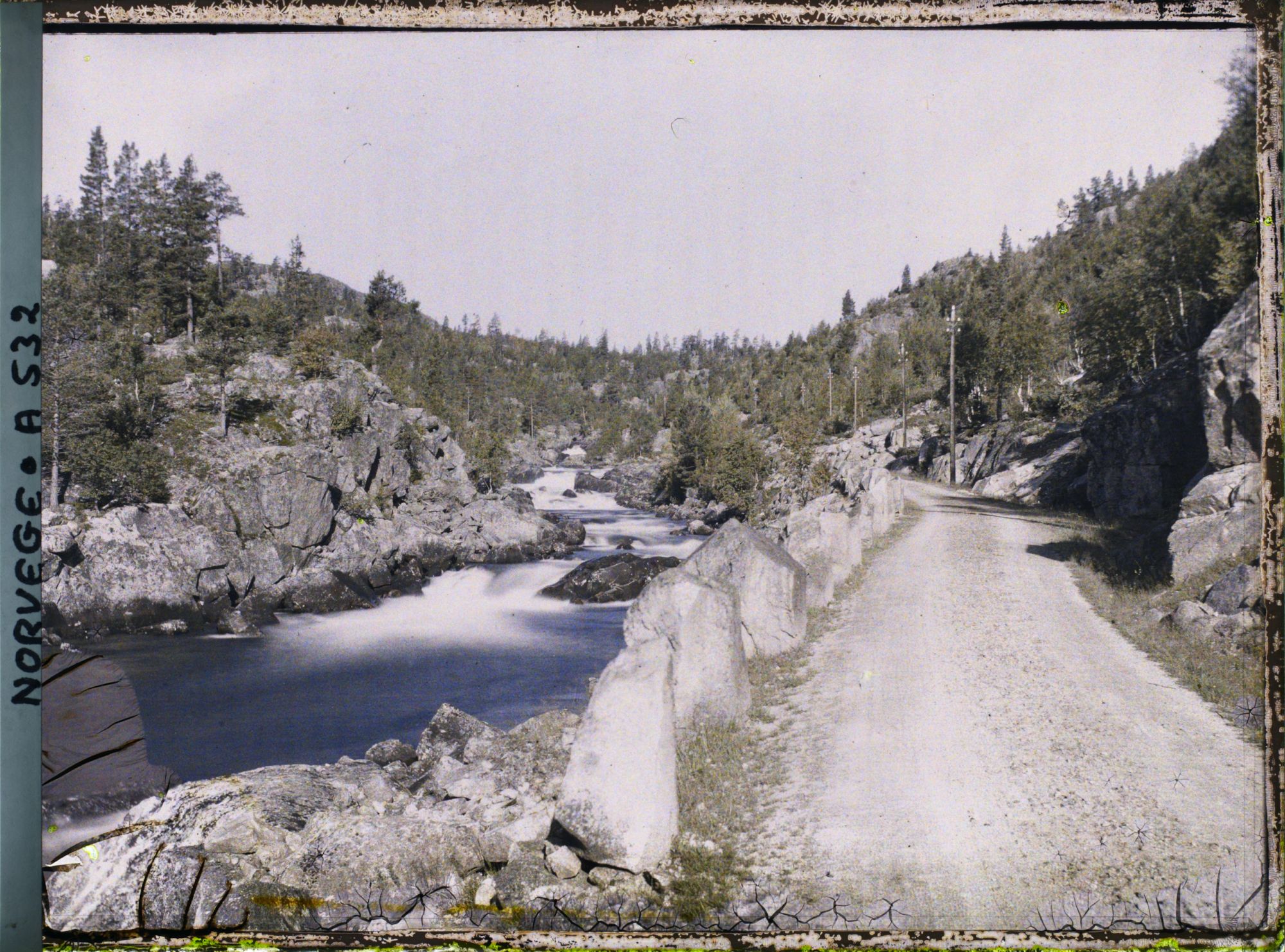 Image représentant la route qui suit le long d'un cours d'eau