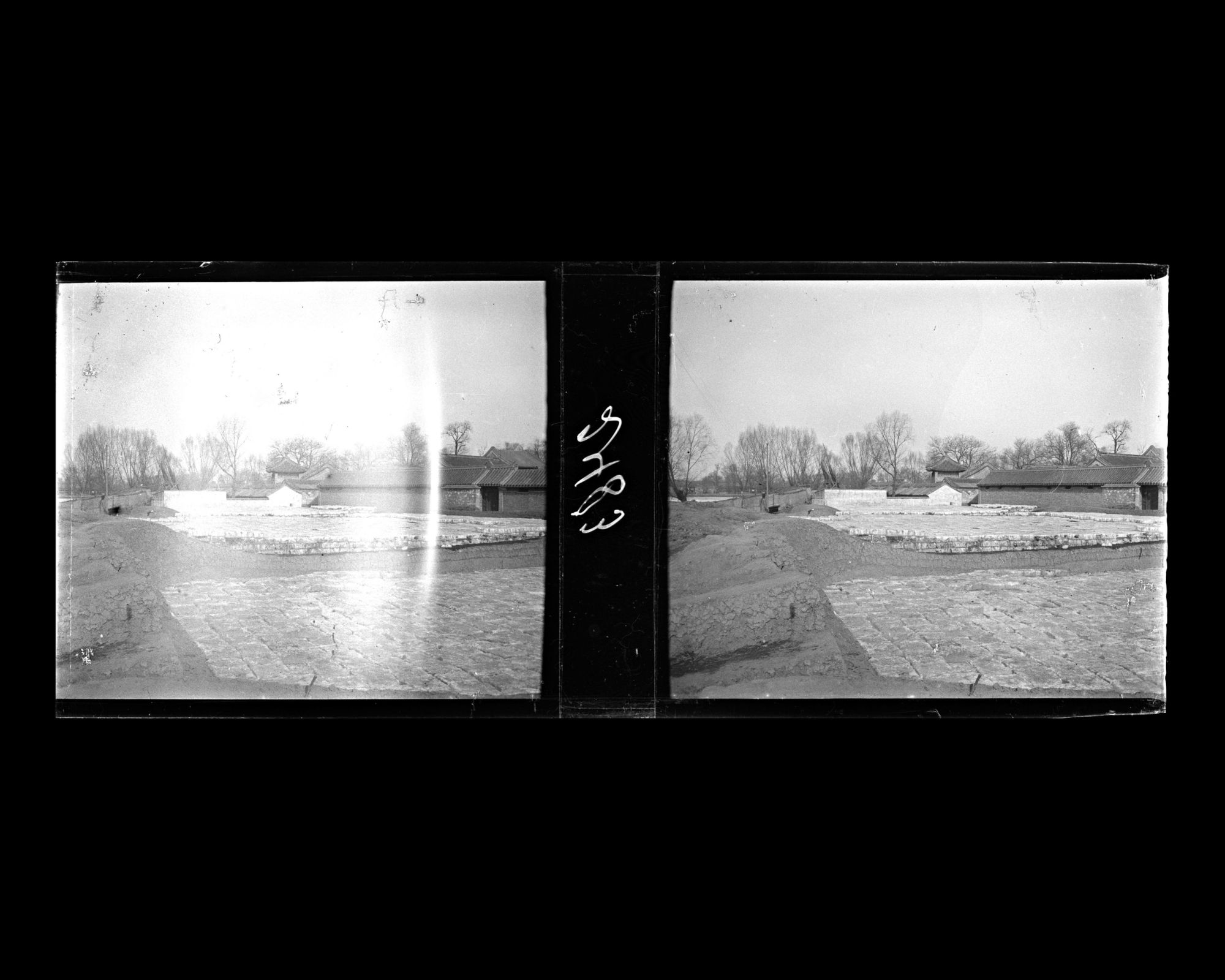 Image représentant Une glacière en cours de réalisation sur la rive est du Qianhai ("lac Antérieur") dans le quartier du Shishahai ("lac des Dix Monastères")