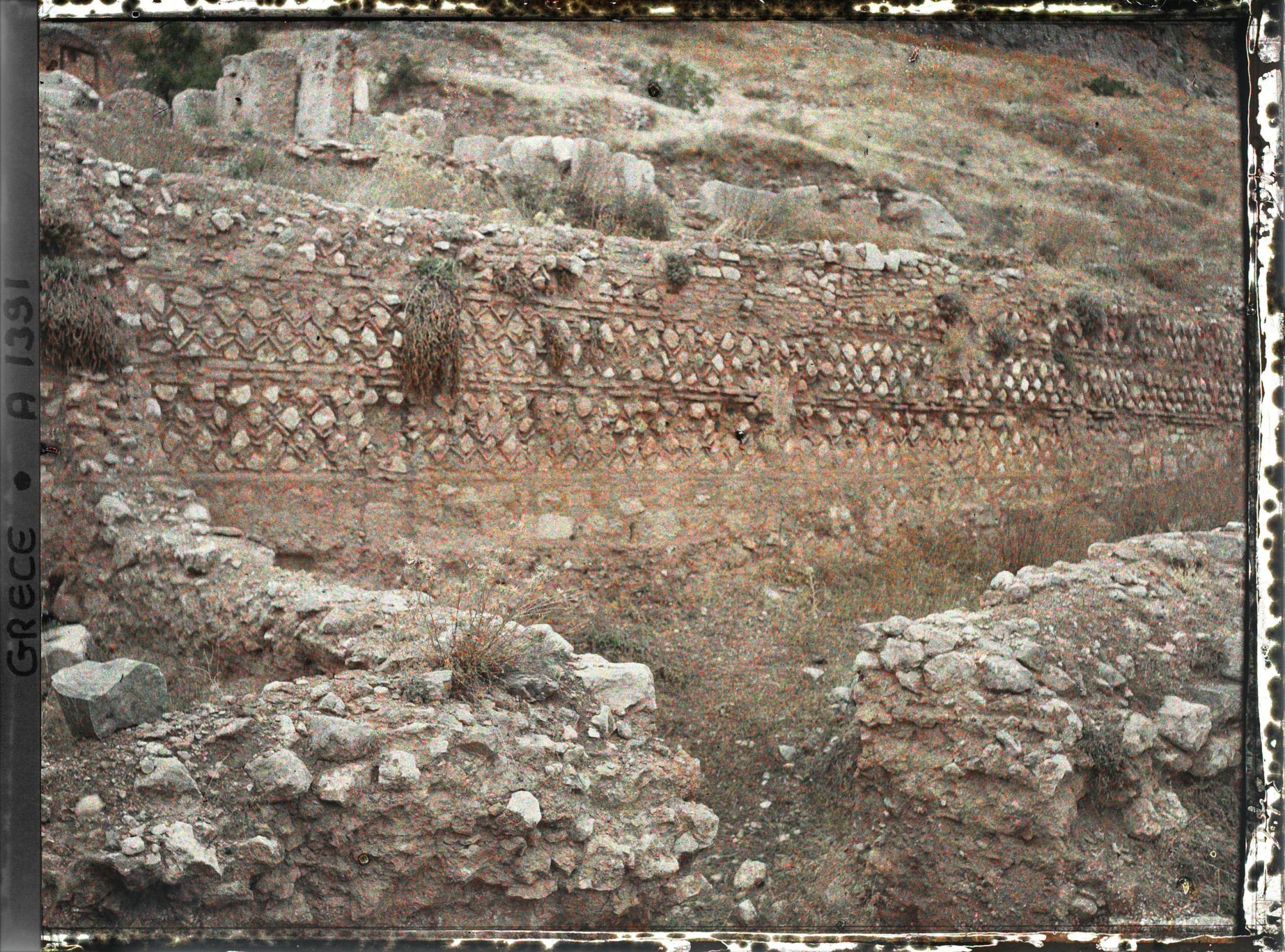 Image représentant L'Agora romaine, place bordée de magasins devant l'entrée principale du sanctuaire d'Apollon