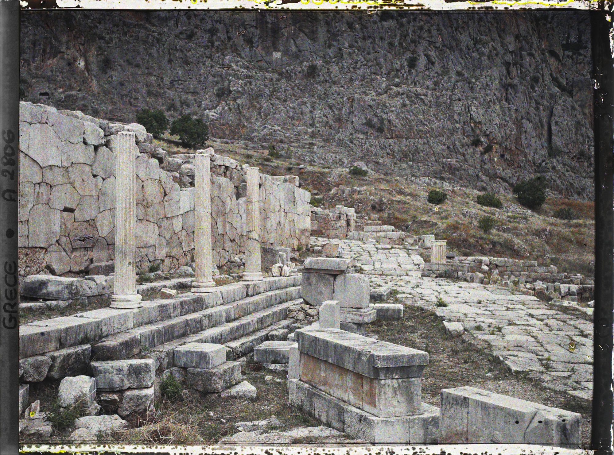 Image représentant Sanctuaire d'Apollon. Le Portique des Athéniens, contre la partie orientale du mur polygonal, (soutènement du VIe s av. J.-C.)
