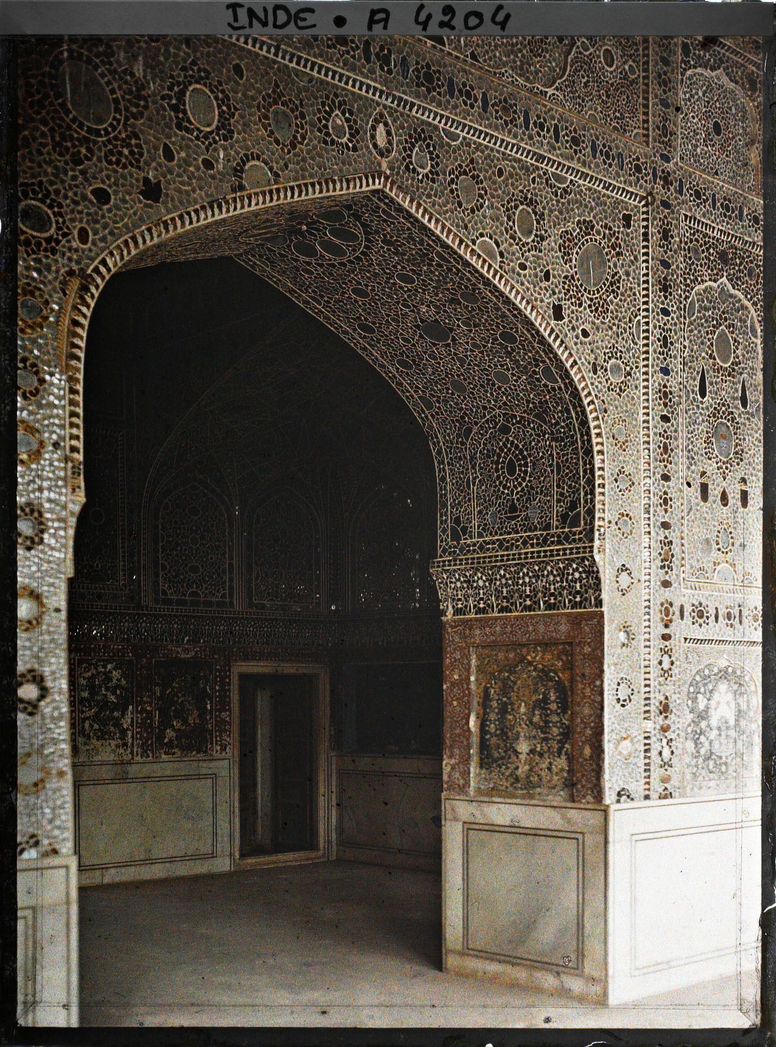 Image représentant Porte intérieure de la salle de réception du Shish Mahal ("Palais des Miroirs"), édifié en 1631 par SHAH JAHAN