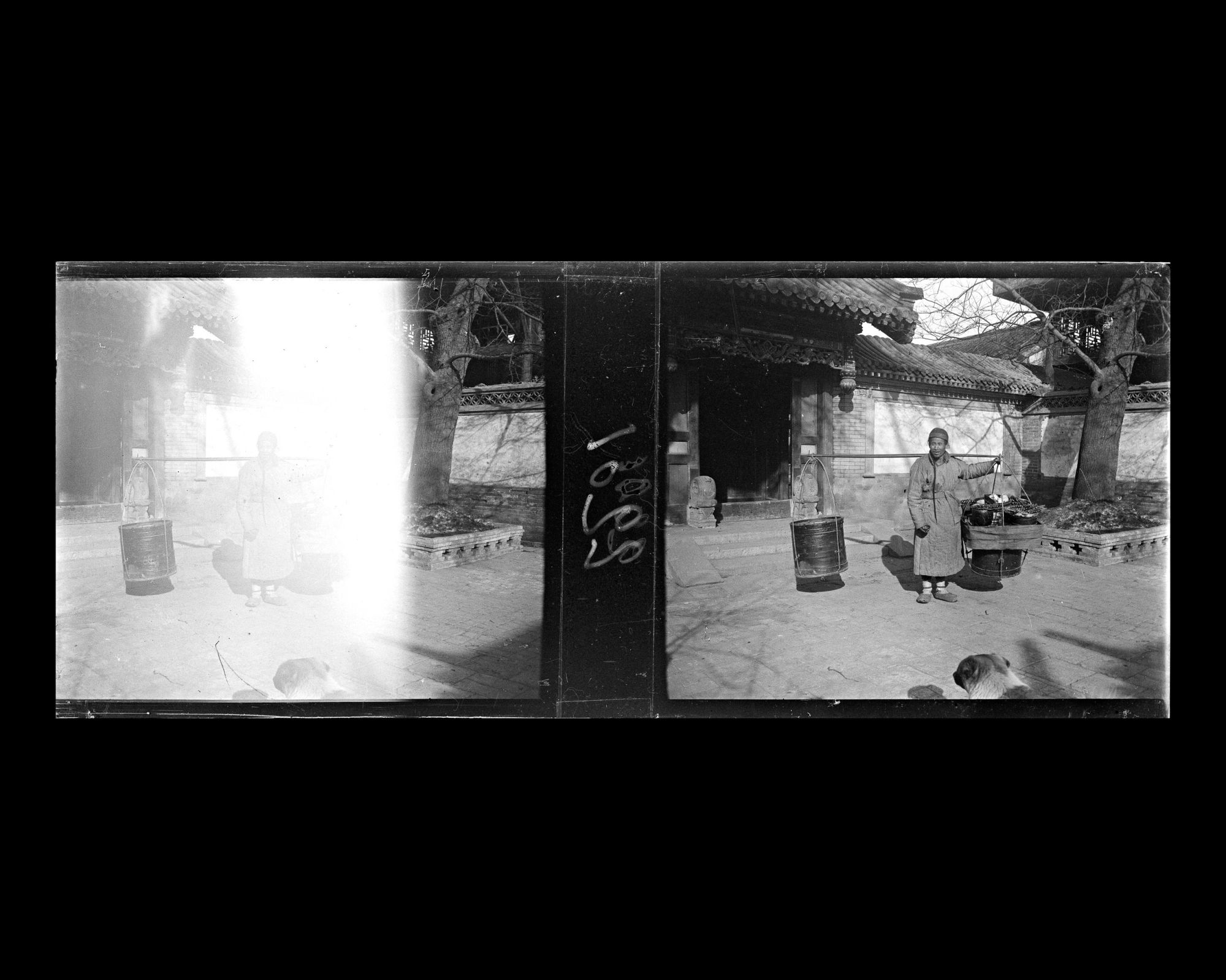 Image représentant Un vendeur ambulant de friandises dans la première cour d'une résidence (siheyuan) de Da Ruanfuhutong ("Grande Ruelle de la Résidence Ruan").