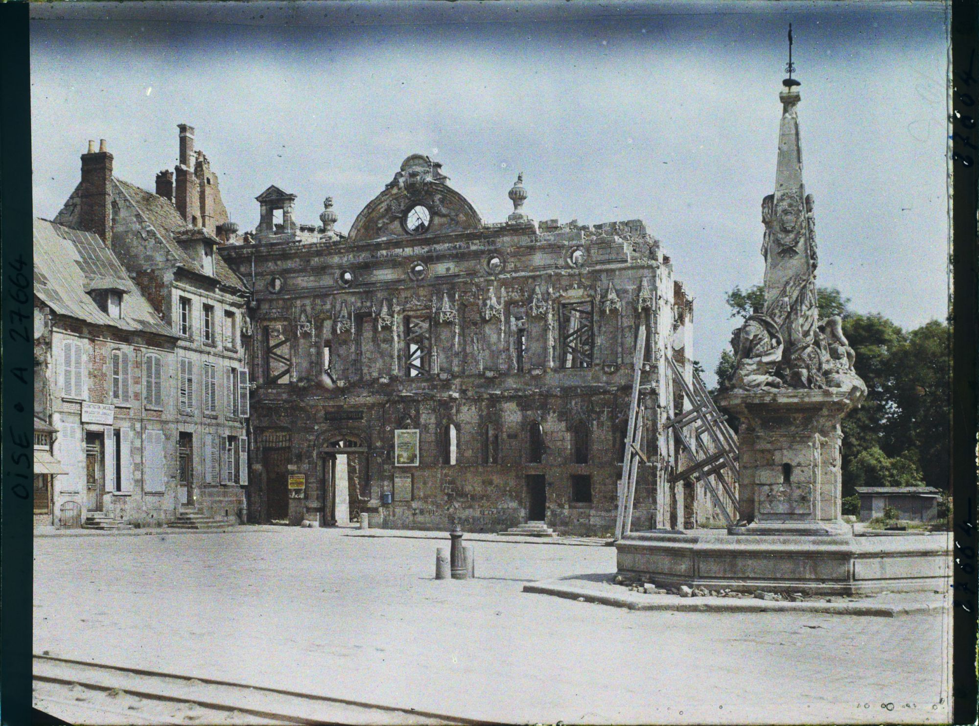 Image représentant France, Noyon, La Vieille Fontaine et l'Hôtel de Ville