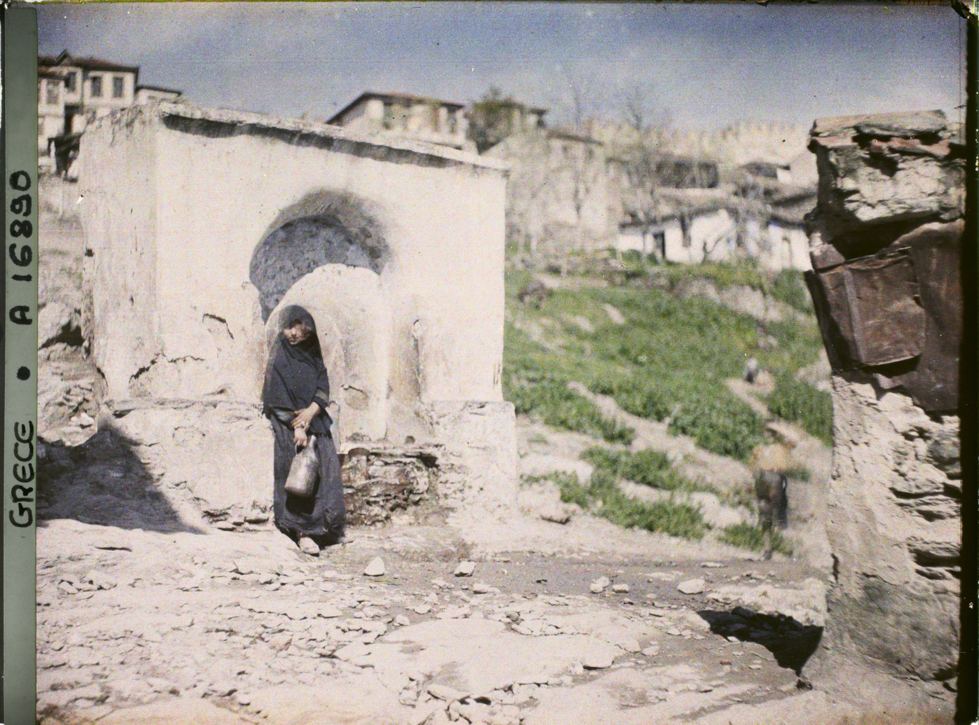 Image représentant Grèce, Salonique, Jeune fille d'Emeuled à la fontaine