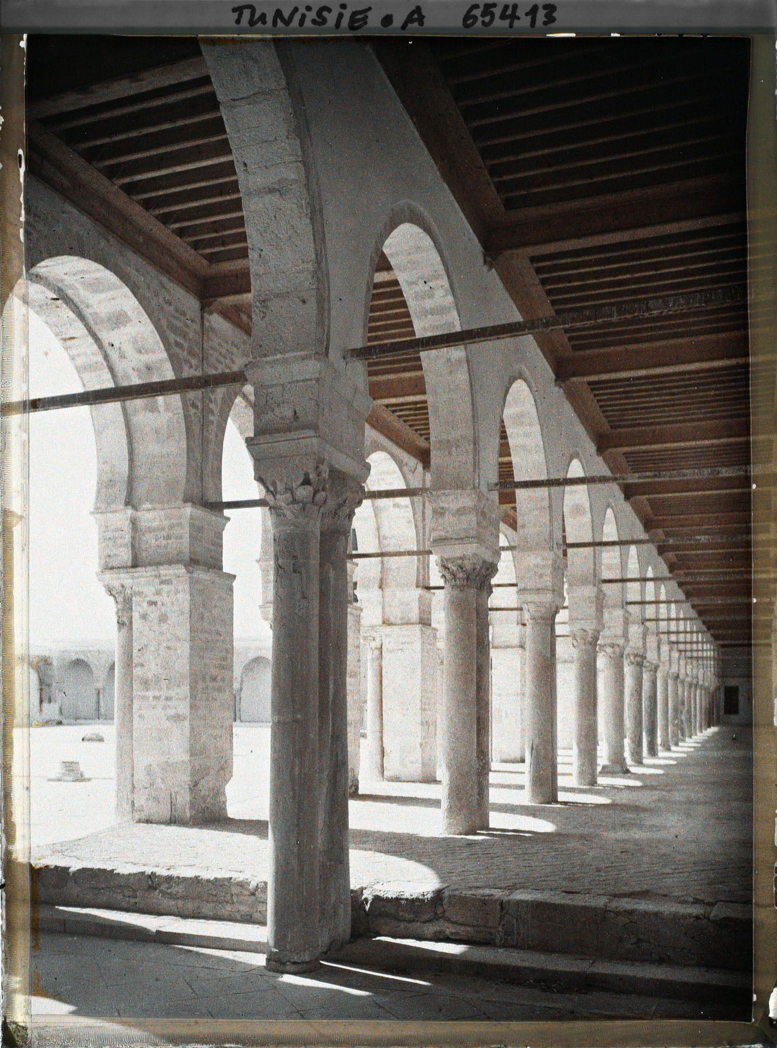 Image représentant La galerie orientale de la cour de la Grande Mosquée dans la médina