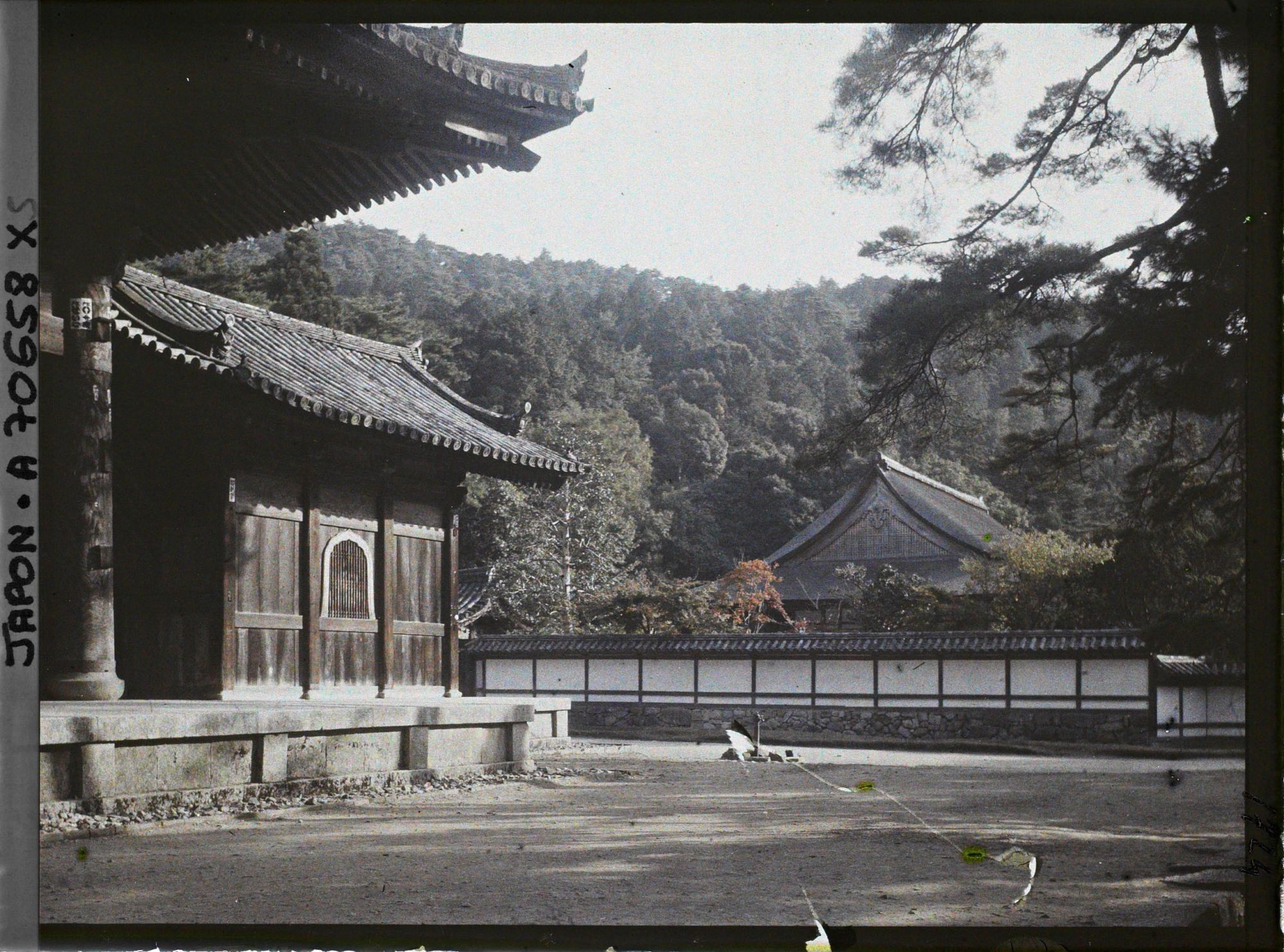 Image représentant Temple Nanzen-ji : porte et Tenju-an (au fond)