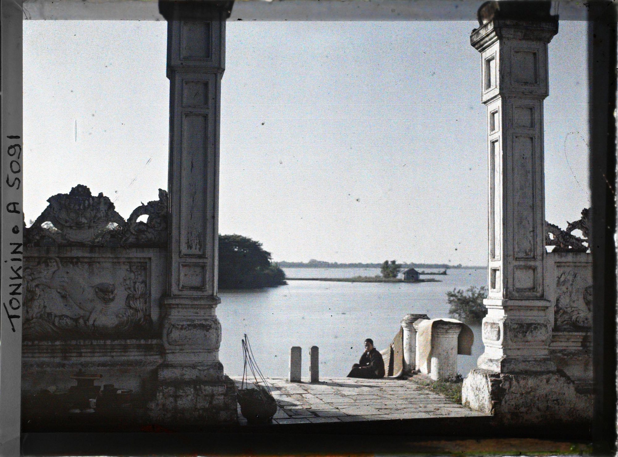 Image représentant L'entrée du temple de Chan-vu, (ou Tran-vu) vue vers le lac, dans le quartier de la Citadelle (le Grand Lac)