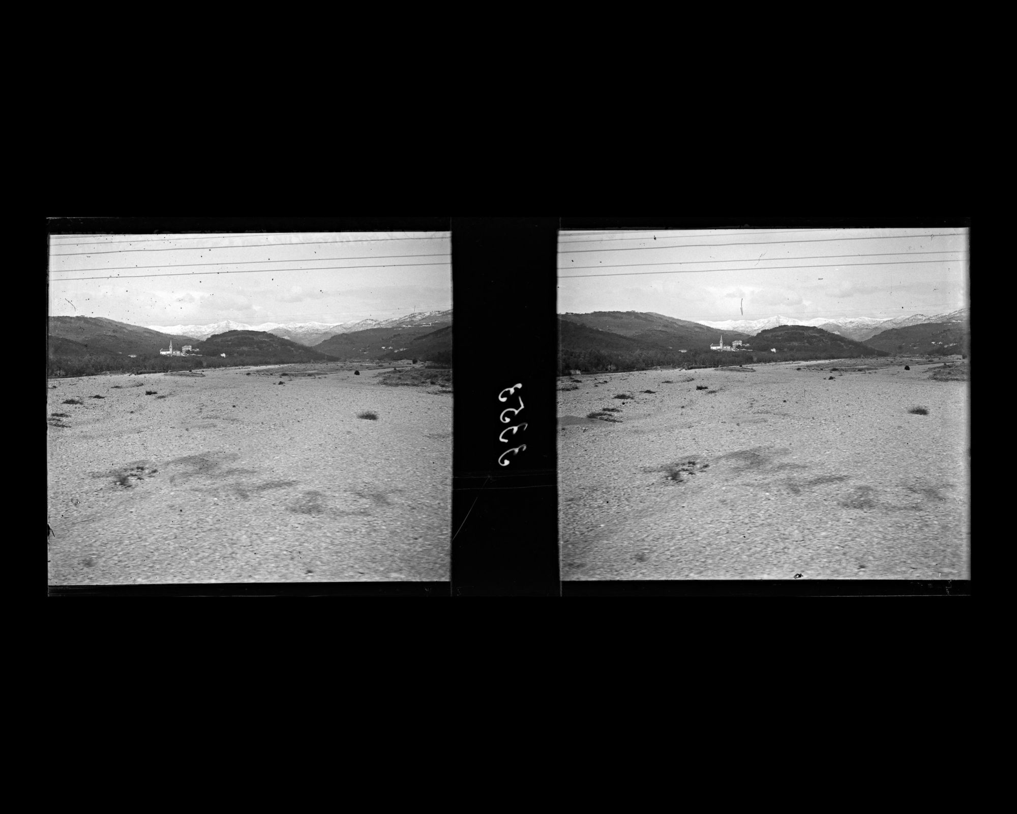 Image représentant Le lit asséché du torrent Steria vu du train