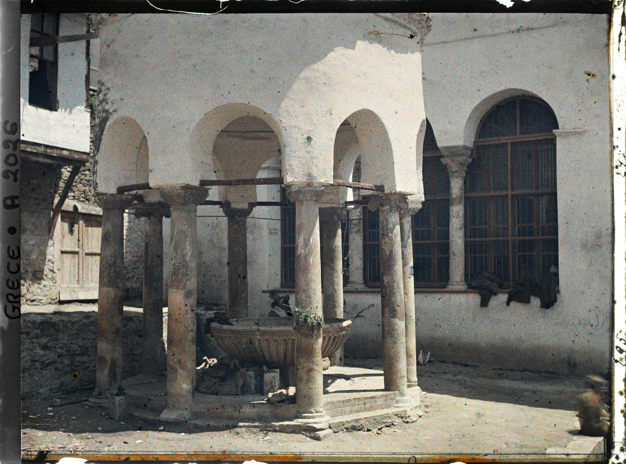 Image représentant Le bassin d'ablutions construit devant la porte de l'Eglise Saint-Dimitri