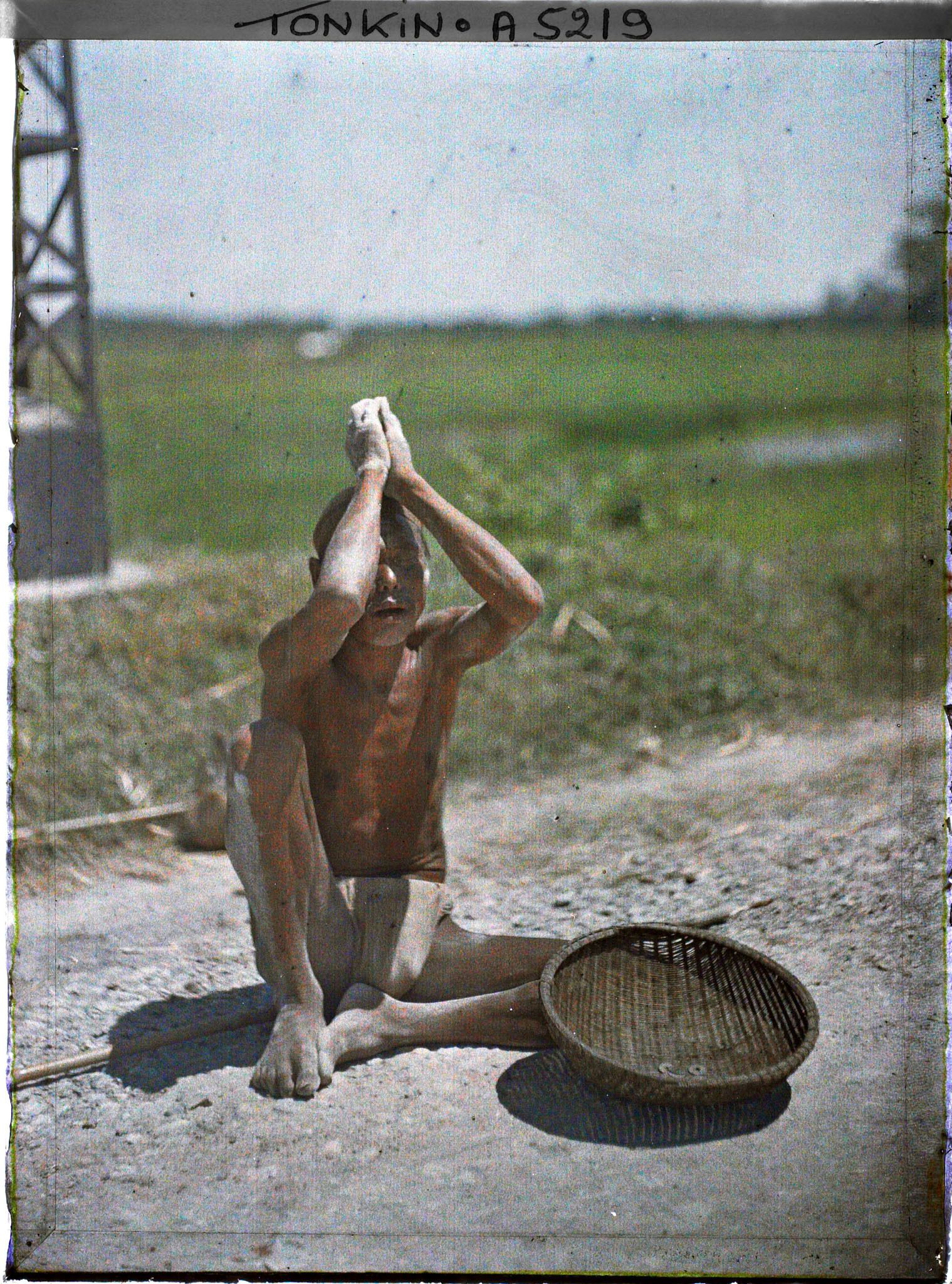 Image représentant Un mendiant aveugle implorant les passants au bord d'une route