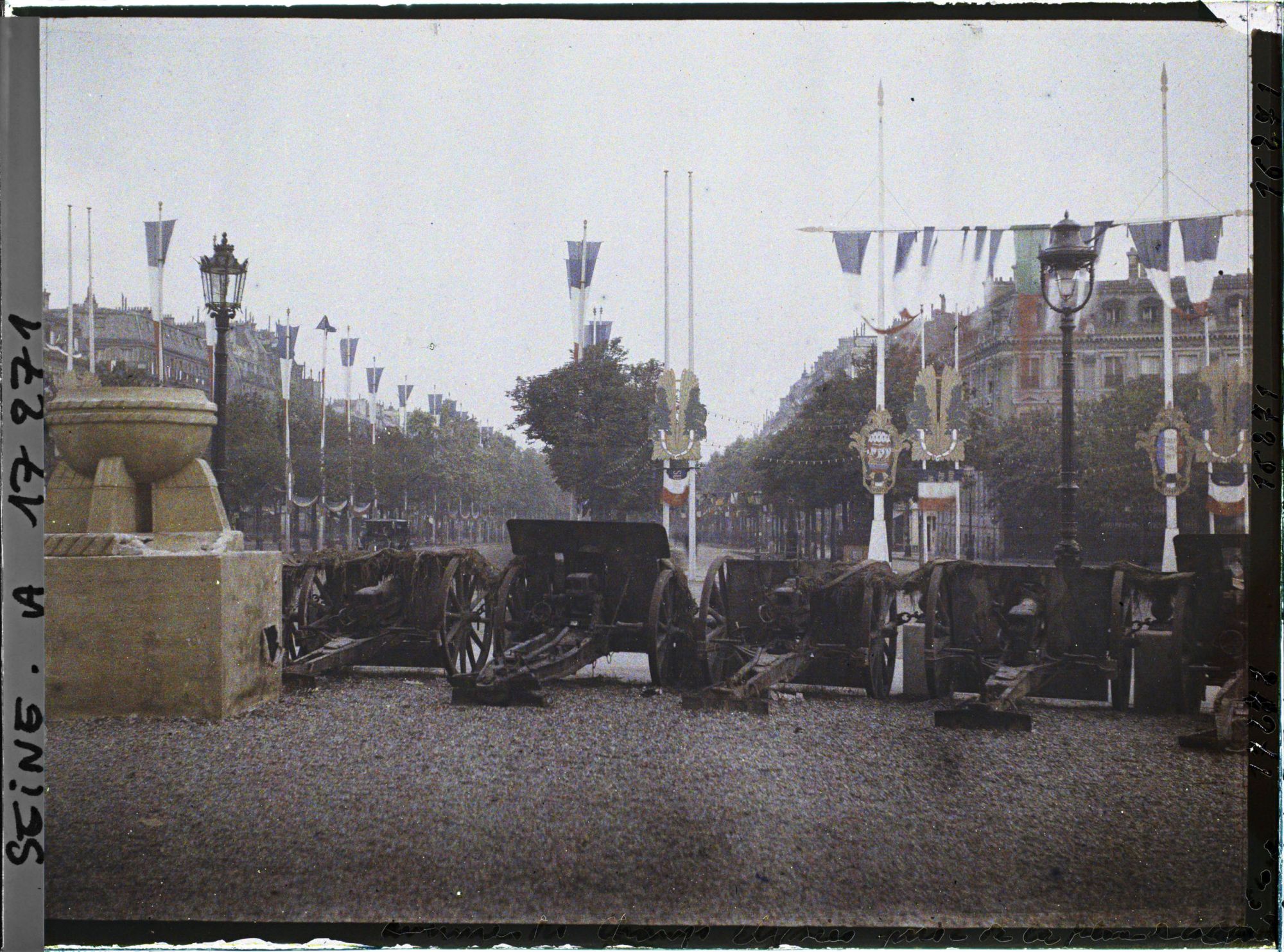 Image représentant L'Avenue des Champs-Elysées décorée pour les fêtes de la Victoire des 13 et 14 juillet, vue de la place de l'Etoile