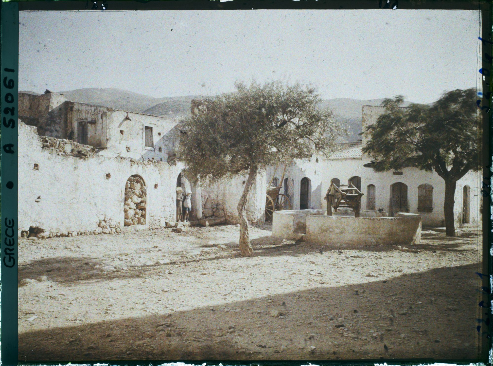 Image représentant La place de l'église du village de Malia