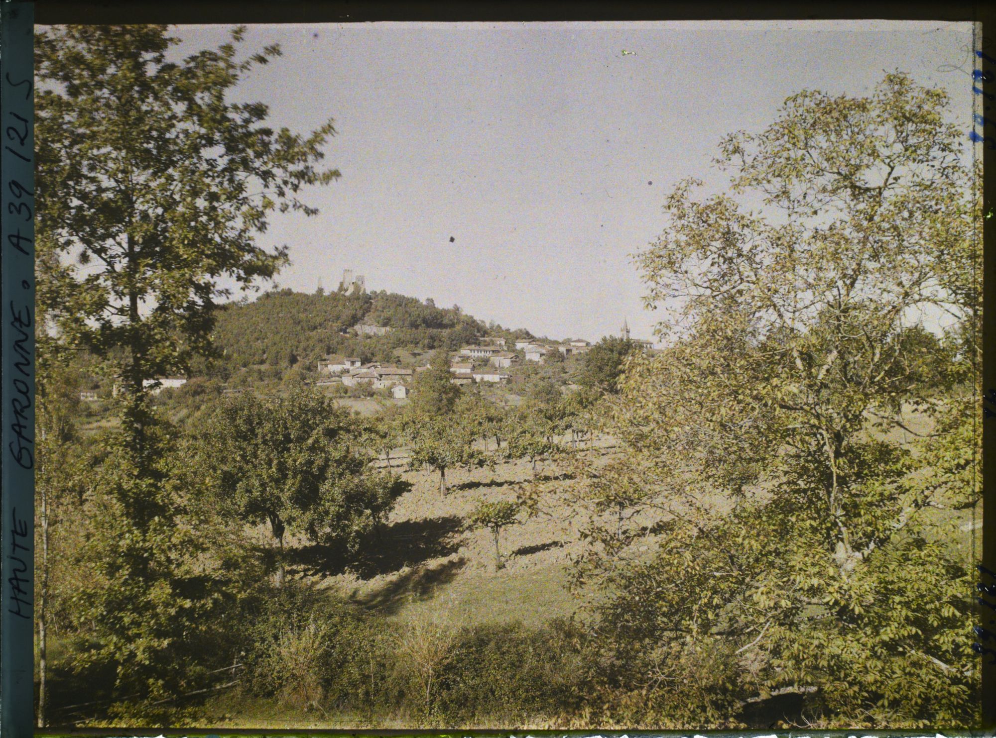 Image représentant France, Montespan (Hte Garonne), Le Château et le Village vue prise de l'entrée de la Grotte