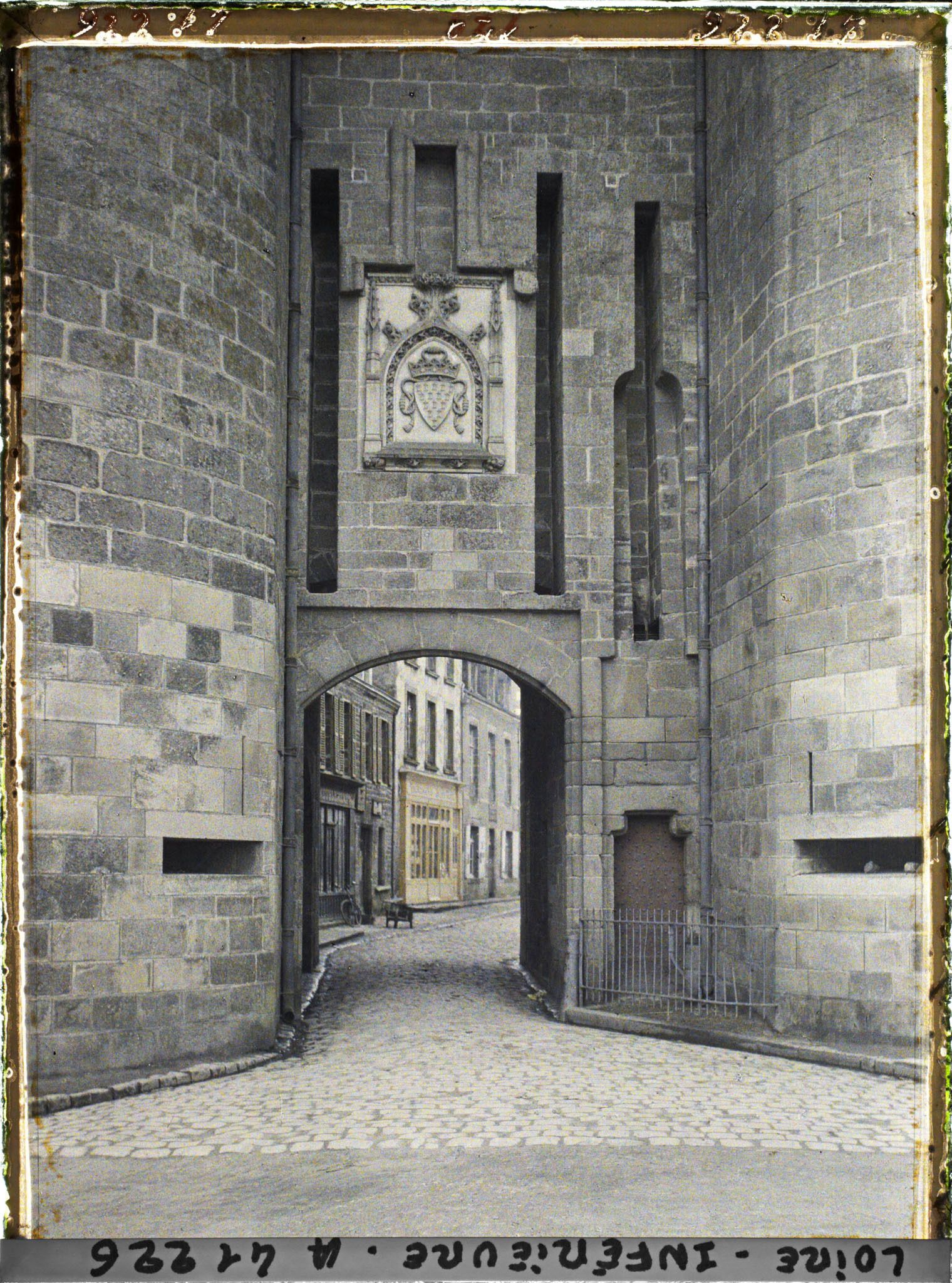 Image représentant La Porte Saint-Michel avec les armes de Guérande