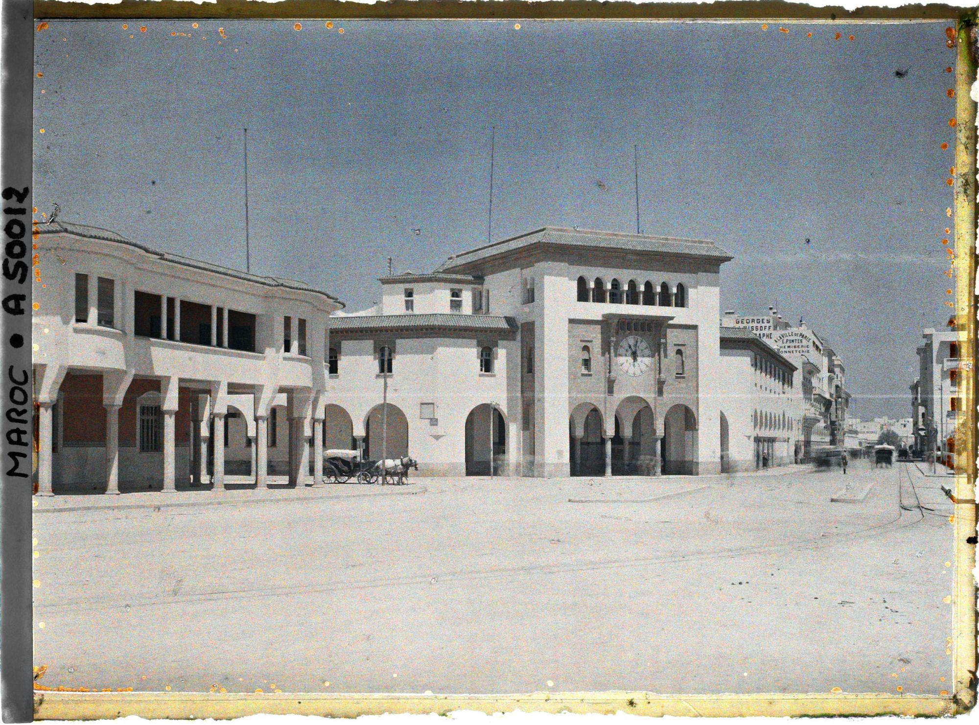 Image représentant L'avenue du Dar el-Makhzen ; à gauche, la poste centrale