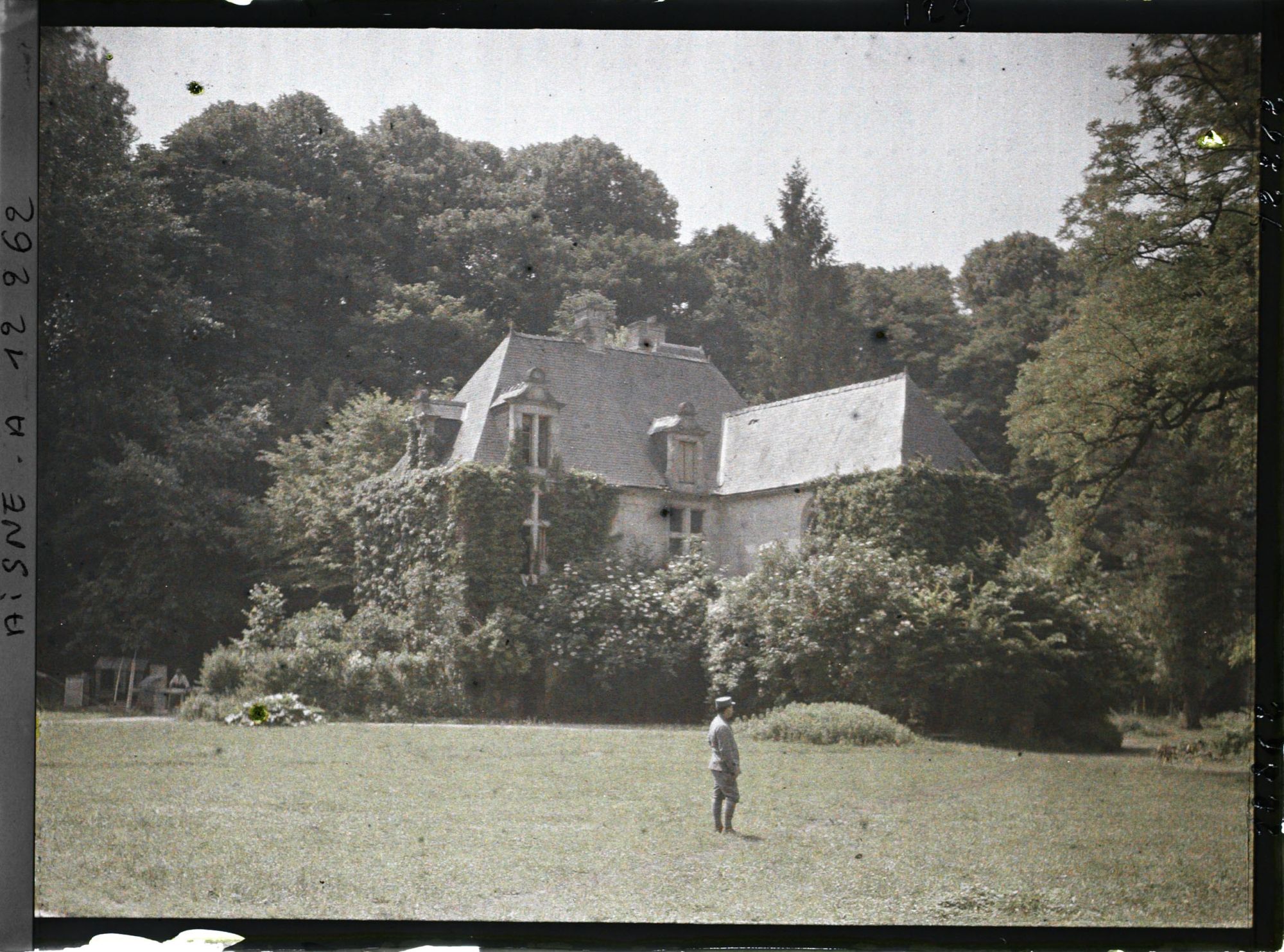 Image représentant Un soldat français devant le château de Vauxbuin utilisé comme hôpital pendant la guerre