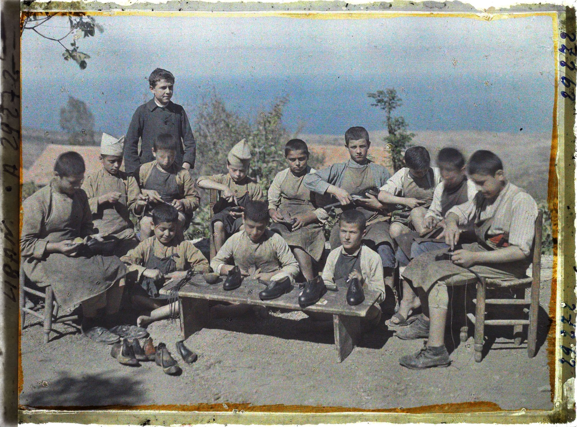 Image représentant Jeunes garçons apprenant la cordonnerie à l'" Ecole industrielle française "