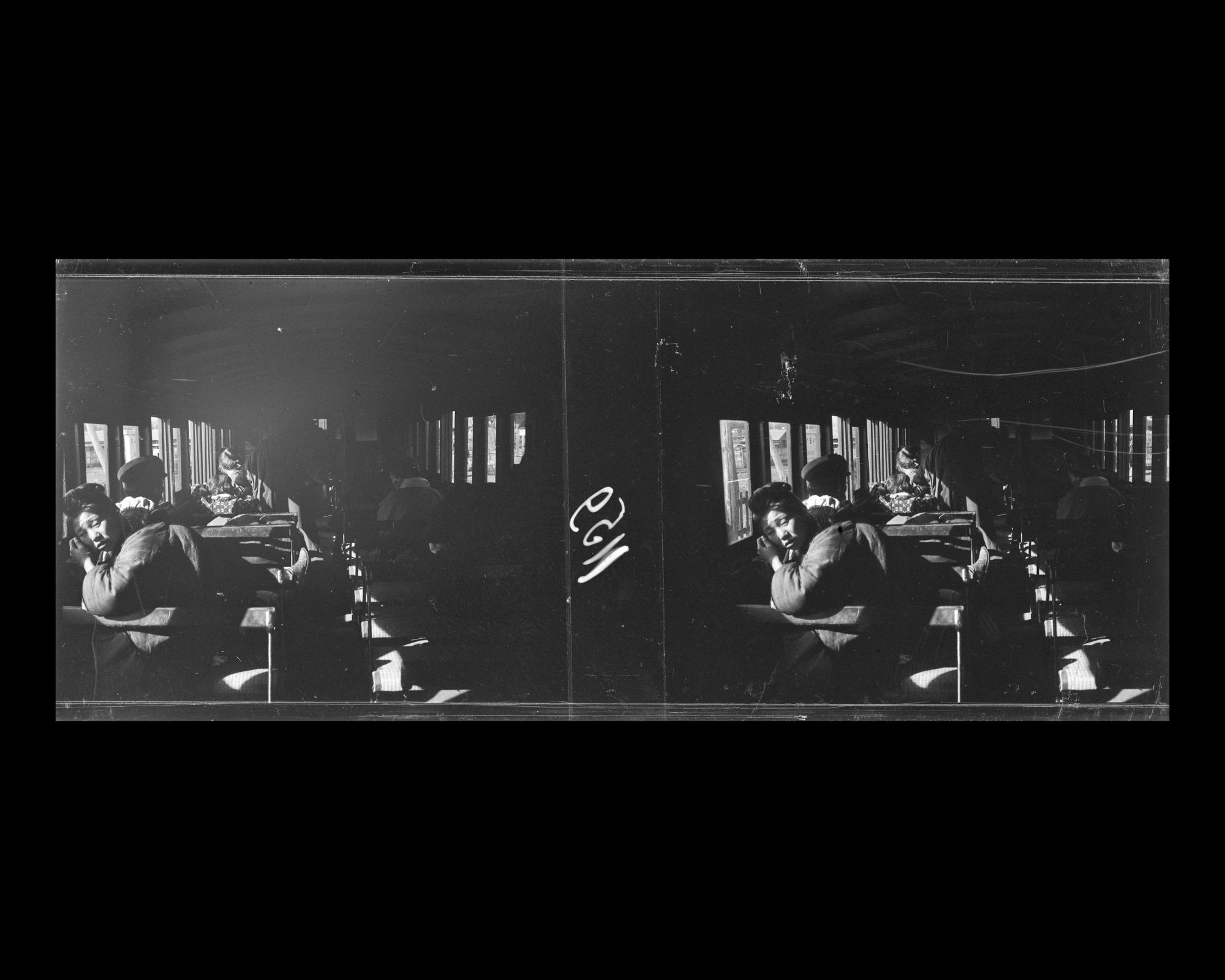 Image représentant Passagers dans un wagon de 3eme classe à l'arrêt à Imaichi