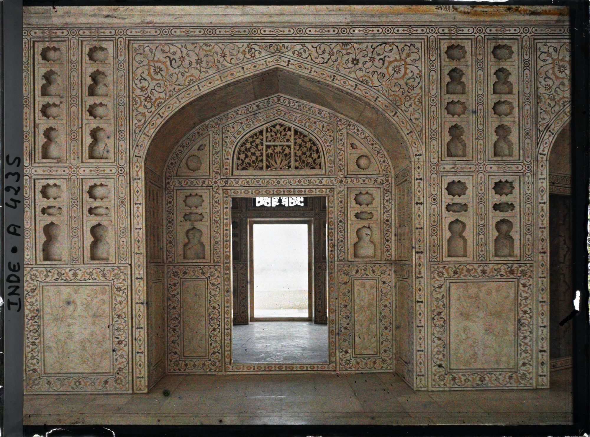 Image représentant Porte sous un iwan, entourée de niches à porcelaine (chini-khana) et ornée de pietra dura à l'intérieur de la tour du Jasmin (Musamman Burj) dans le fort Rouge (Lal Qila)