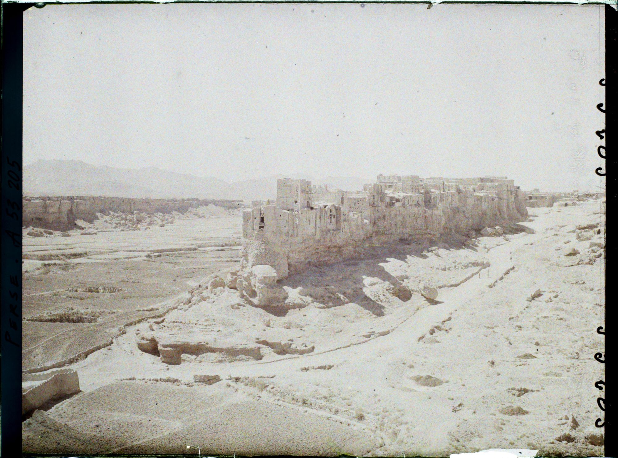 Image représentant Le complexe (ou château ?) d'Izadkhast au sommet d'une haute falaise (époque sassanide : III-VIIe siècles)