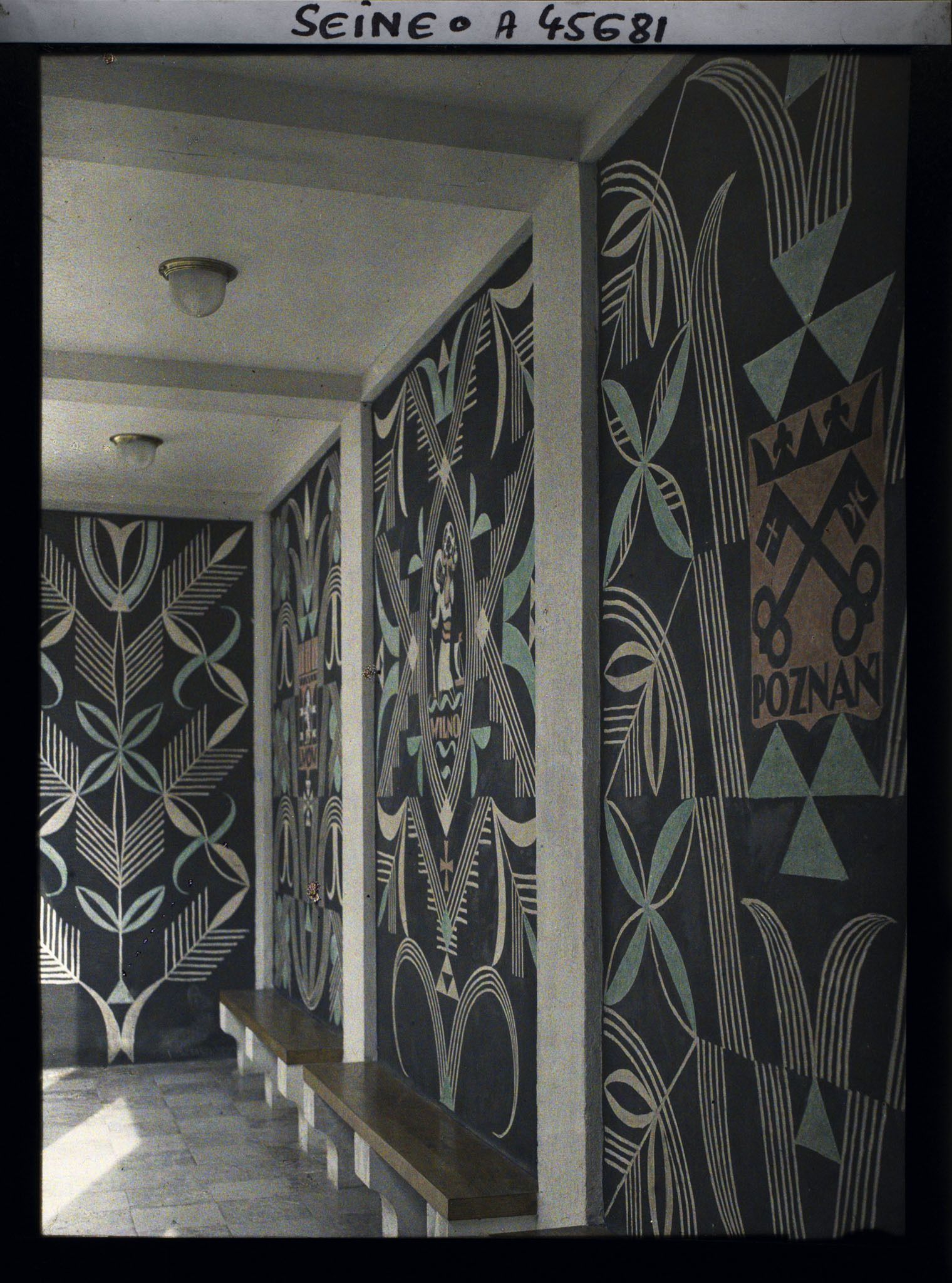 Image représentant L'Exposition des arts décoratifs, Galerie couverte sur le côté de la cour du Pavillon de la Pologne, sur le Cours-la-Reine