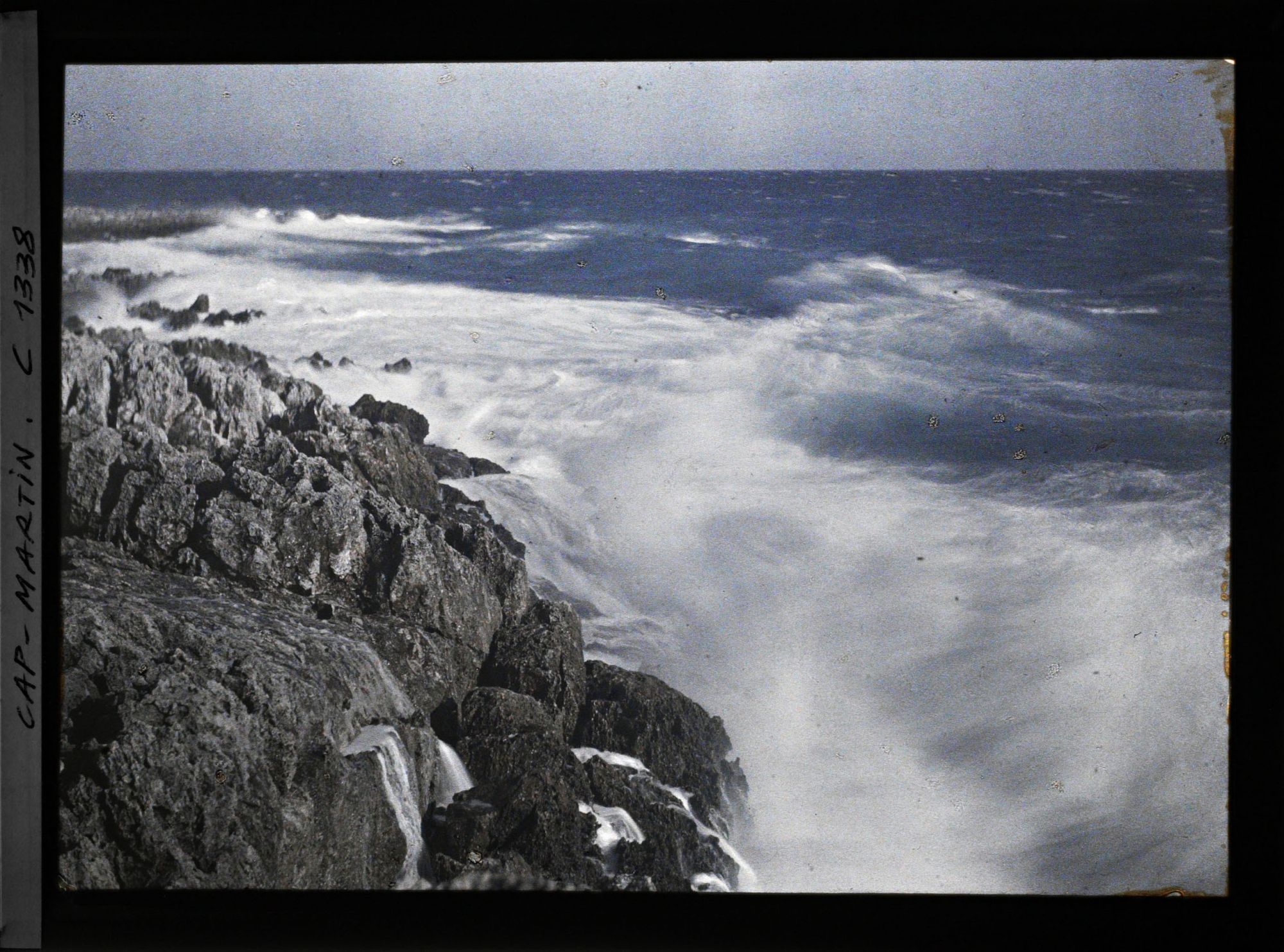 Image représentant Mer agitée se brisant sur les rochers du cap Martin, vus en direction de l'est