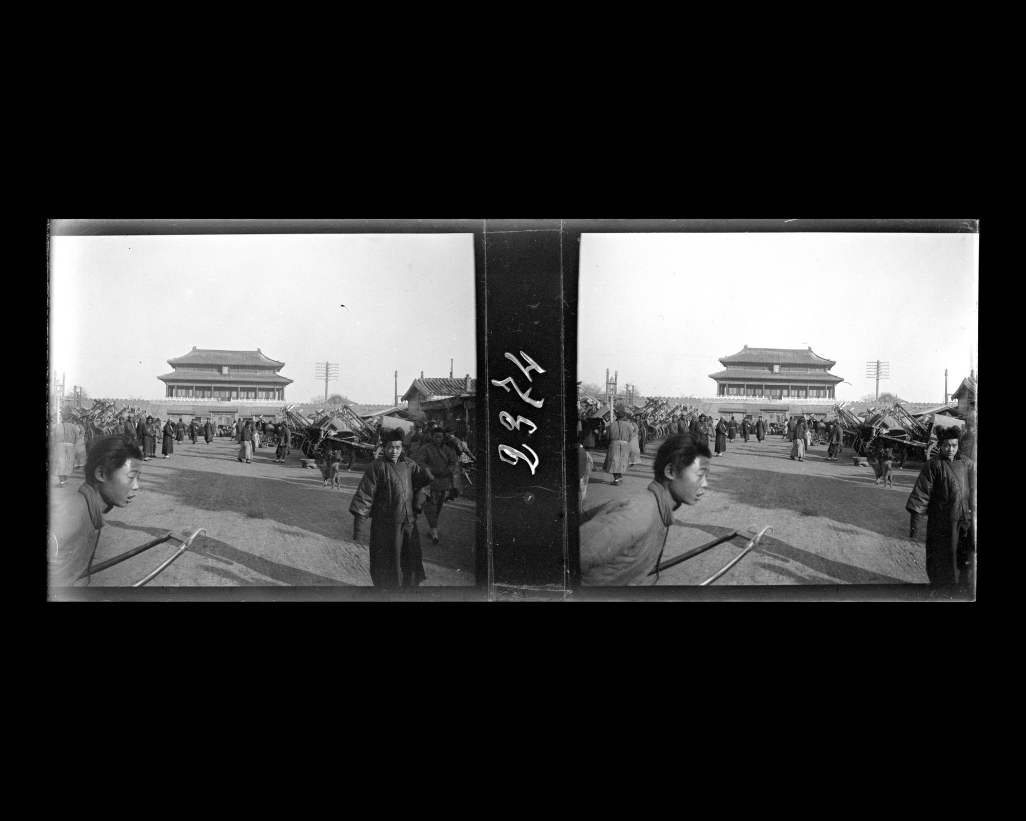 Image représentant Donganmen dajie ("avenue de la Porte de la Paix de l'Est") et Donghuamen ("porte Fleurie de l'Est"), la porte orientale de Zijincheng ("cité Pourpre Interdite")