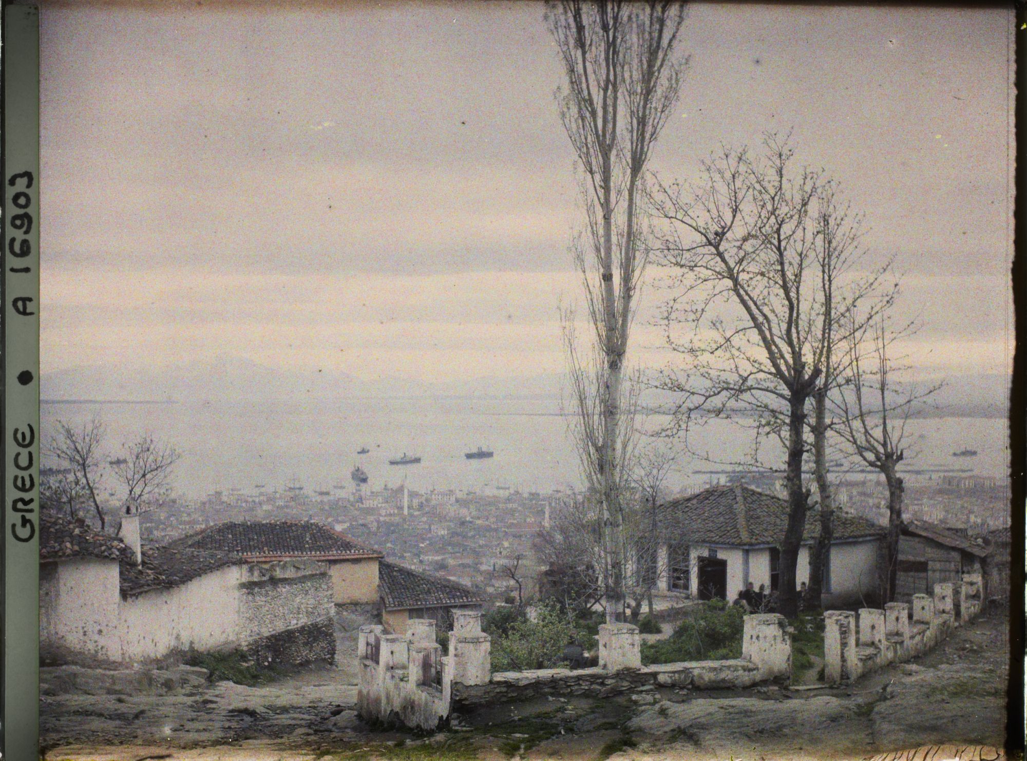 Image représentant Grèce, Salonique, Vue prise de l'entrée de la Citadelle