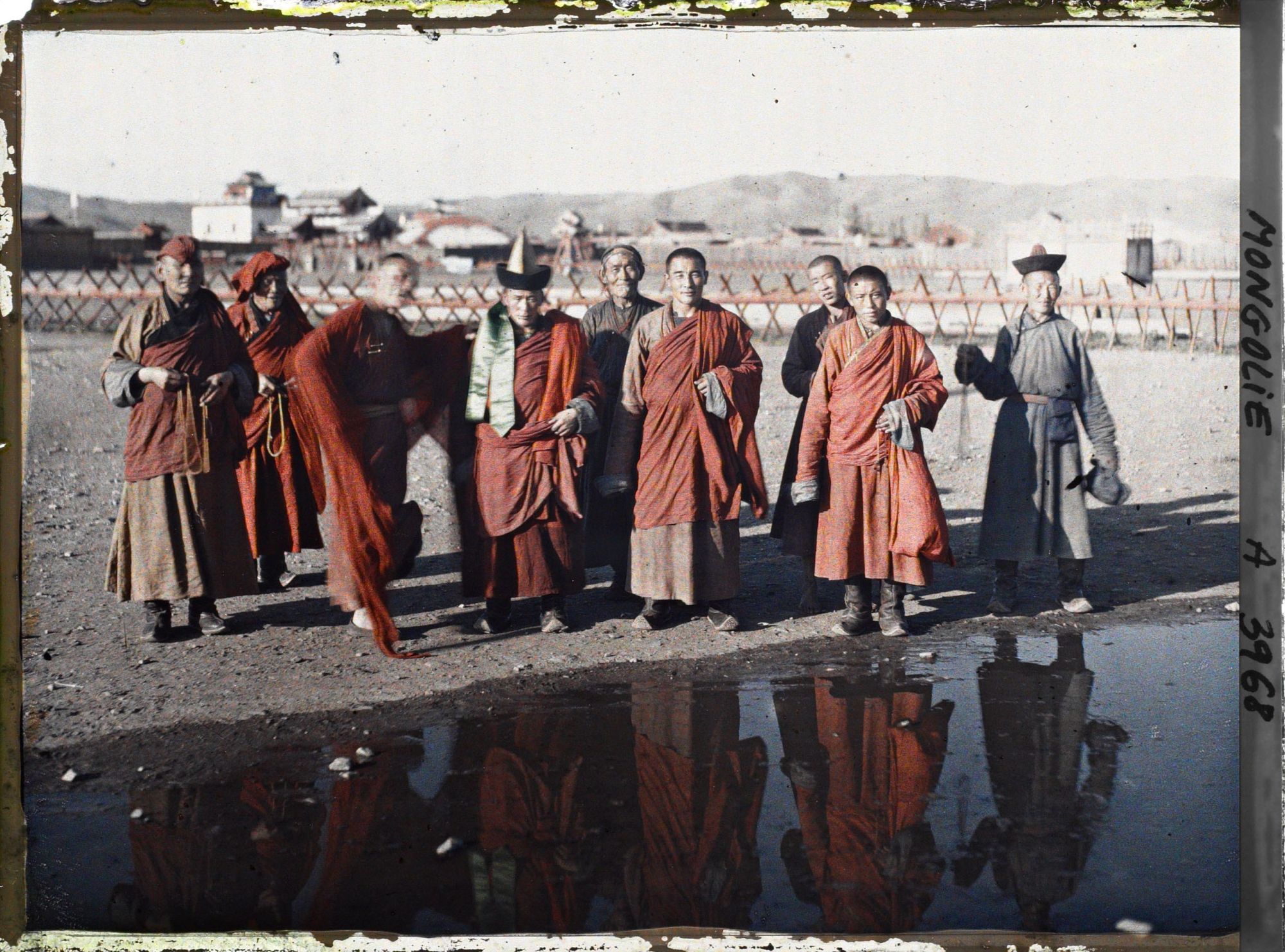 Image représentant Des lamas et un laïc aux abords du palais Jaune