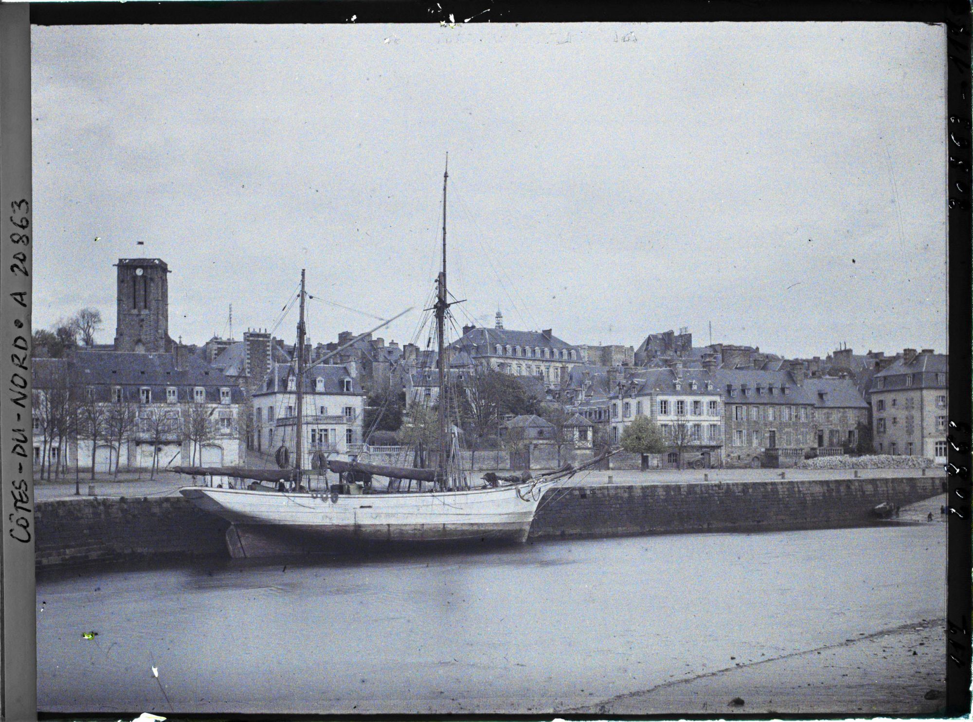 Image représentant Le quai d'Aiguillon avec à gauche la tour de l'église Saint-Jean-du-Baly