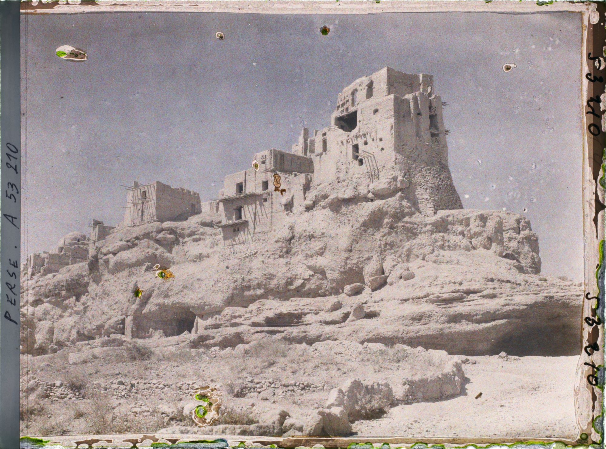 Image représentant Le complexe (ou château ?) d'Izadkhast au sommet d'une haute falaise (époque sassanide : III-VIIe siècles)