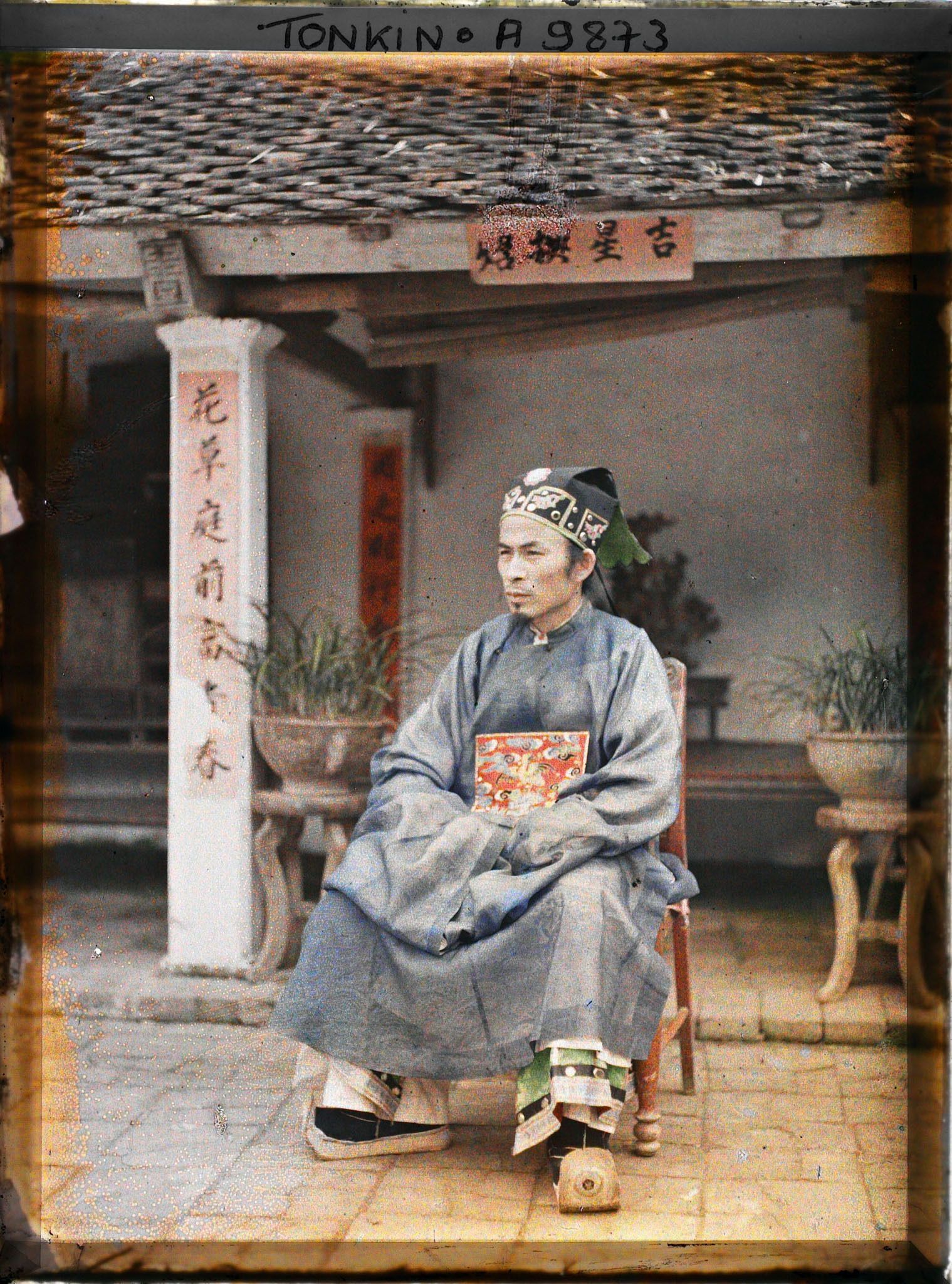 Image représentant Une autorité communale en tenue de cérémonie (costume d'audience ordinaire)