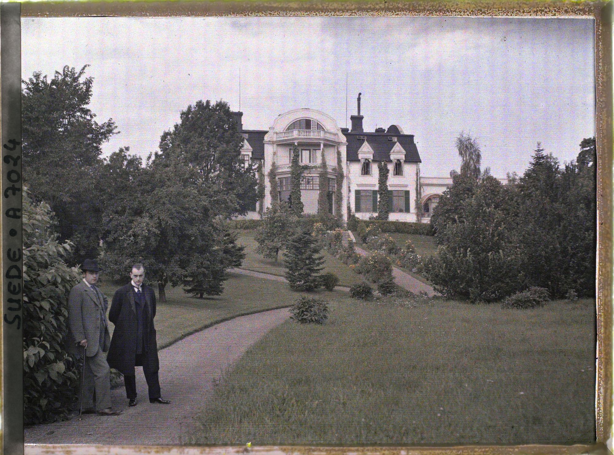 Image représentant Deux membres de la famille Palme devant la villa éponyme