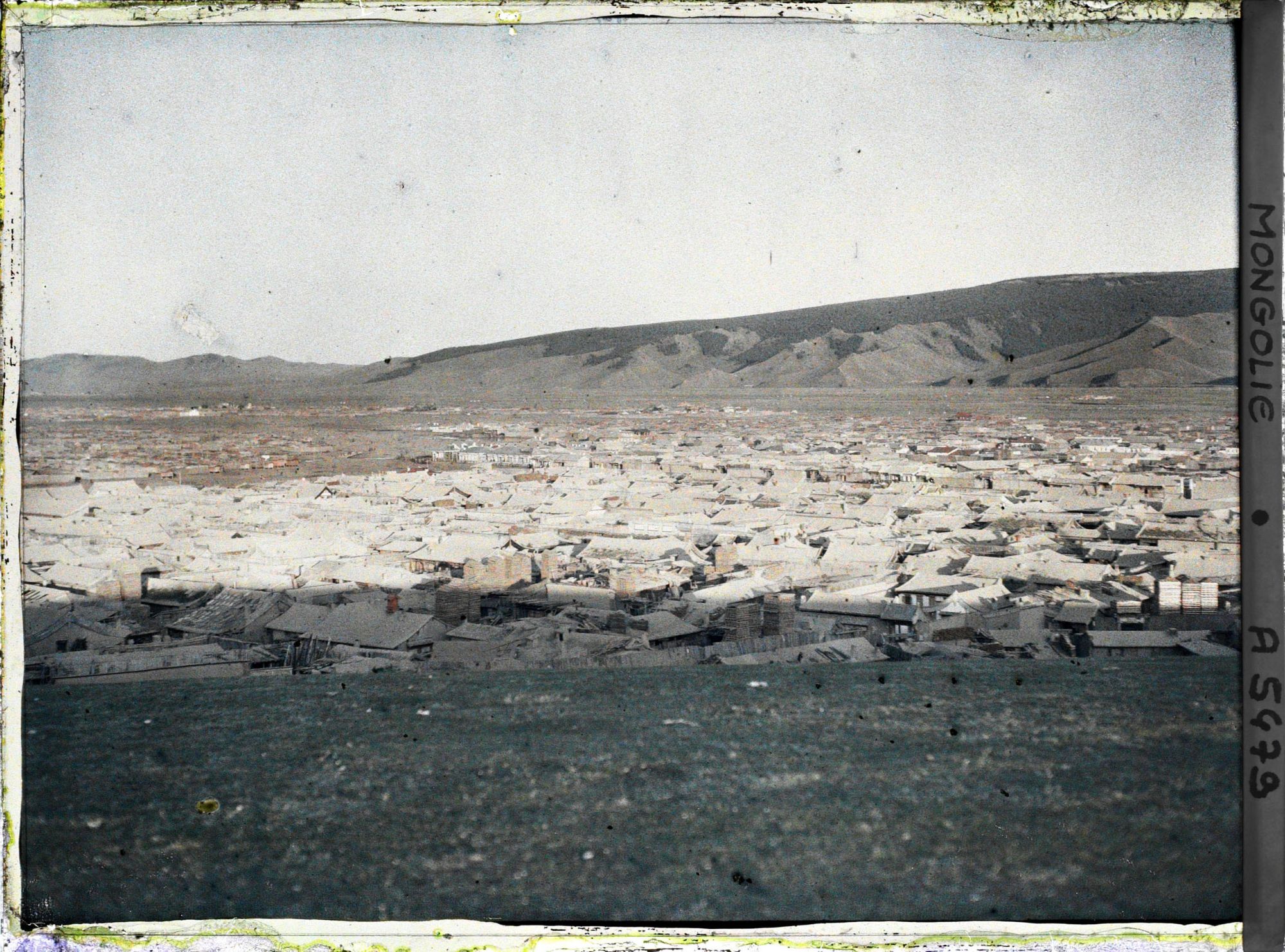 Image représentant Vue panoramique sur Baruun Damnuurchin, le quartier commerçant situé entre la partie centrale de la ville (Züün Khüree) et la colline de Gandan