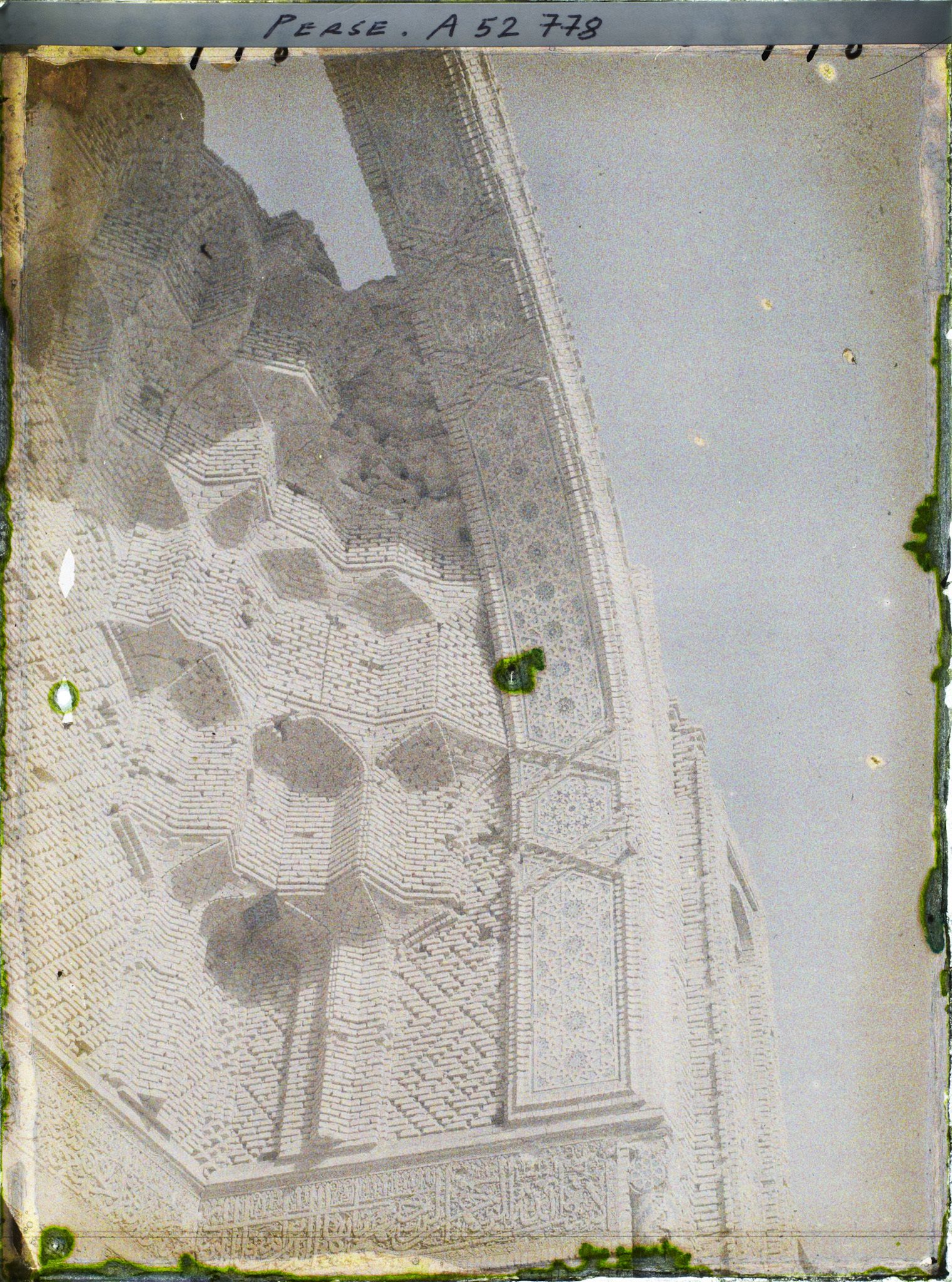 Image représentant La Masdjid-i-Djouma (Mosquée du Vendredi ou Grande mosquée, 1322), détail des faïences à l'entrée de la coupole du mihrab