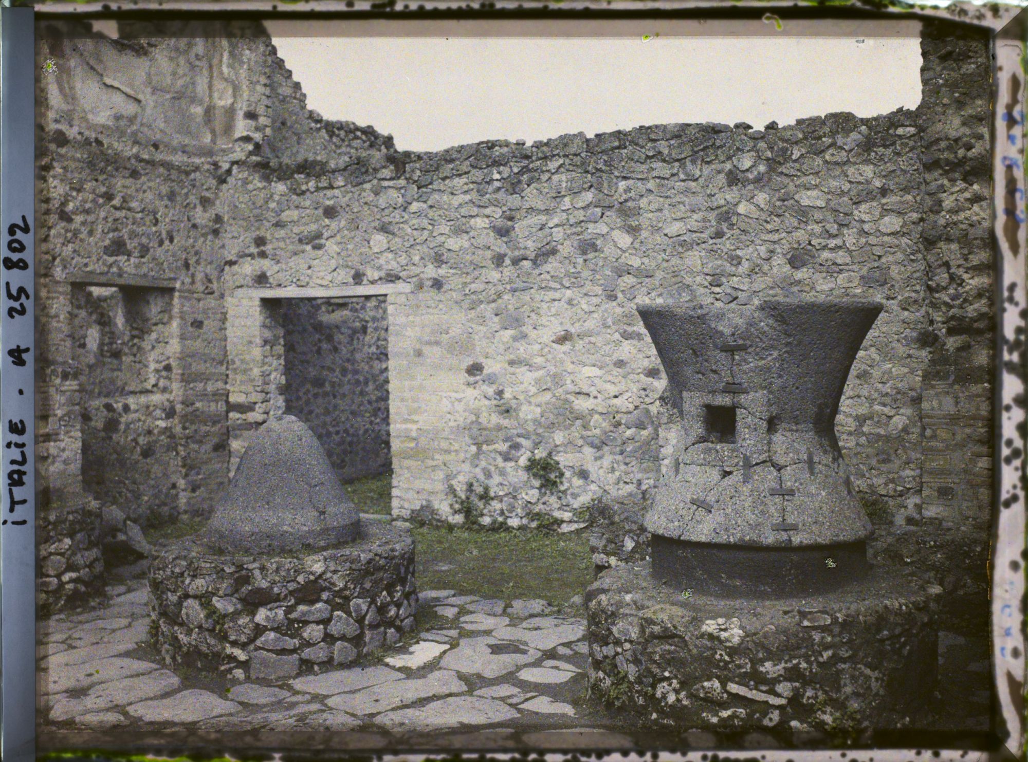 Image représentant Meules à grains d'une pistrina (boulangerie)